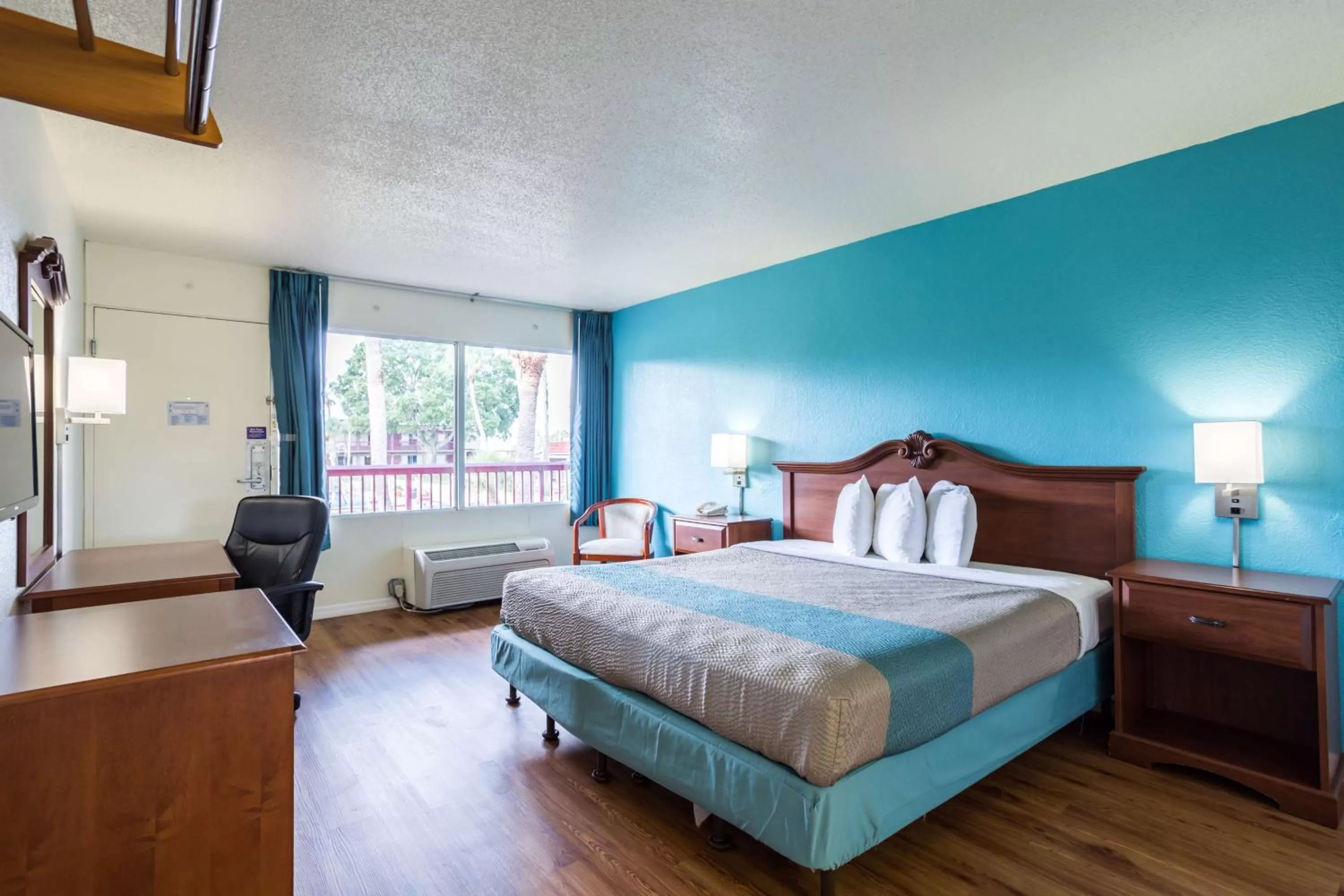 Bedroom, Bed in Motel 6-Spring Hill, FL - Weeki Wachee