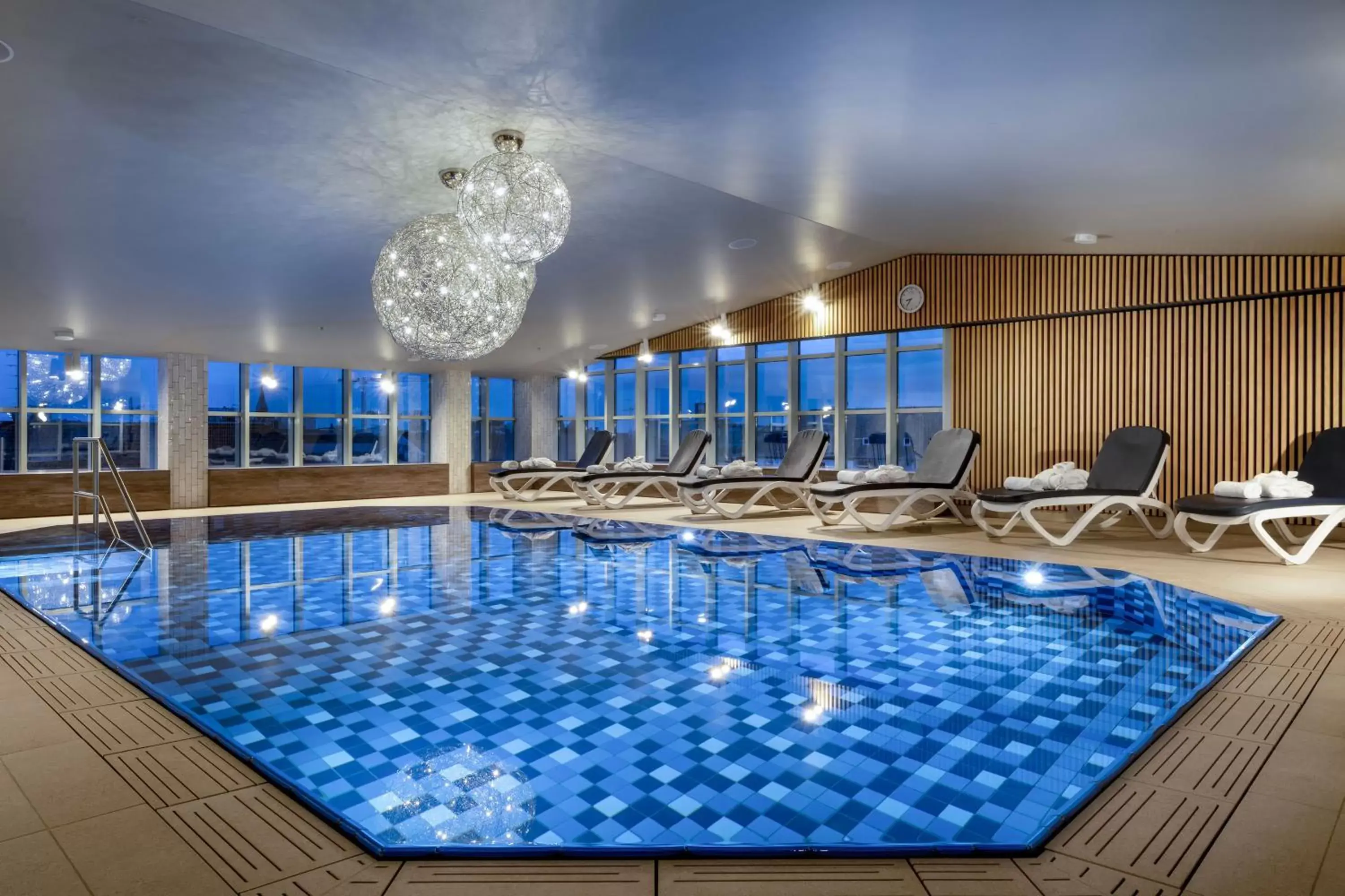 , Swimming Pool in Maritim Hotel München