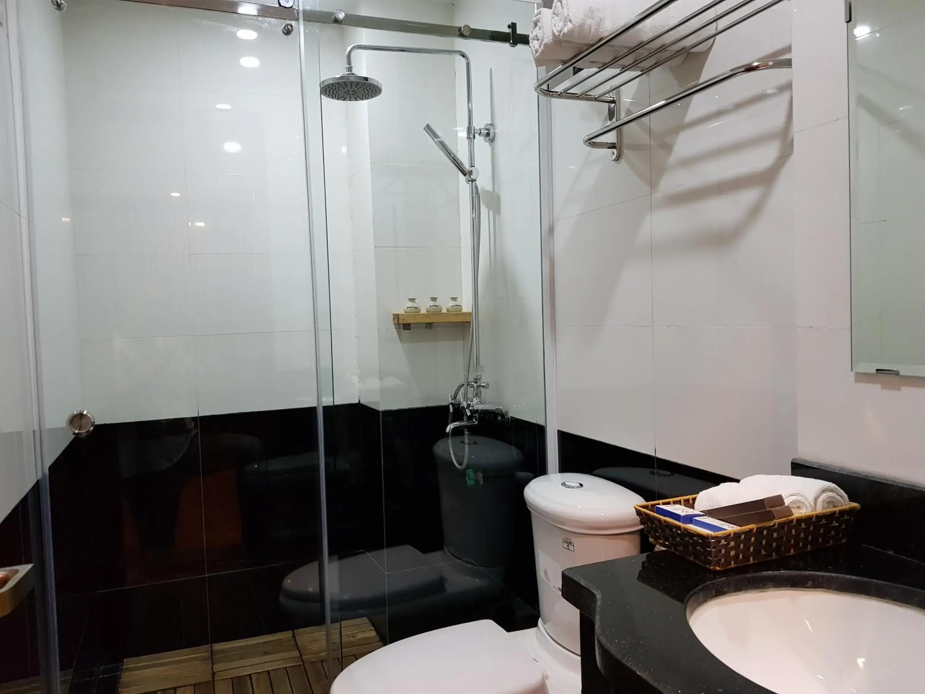 Toilet, Bathroom in Camellia Hotel