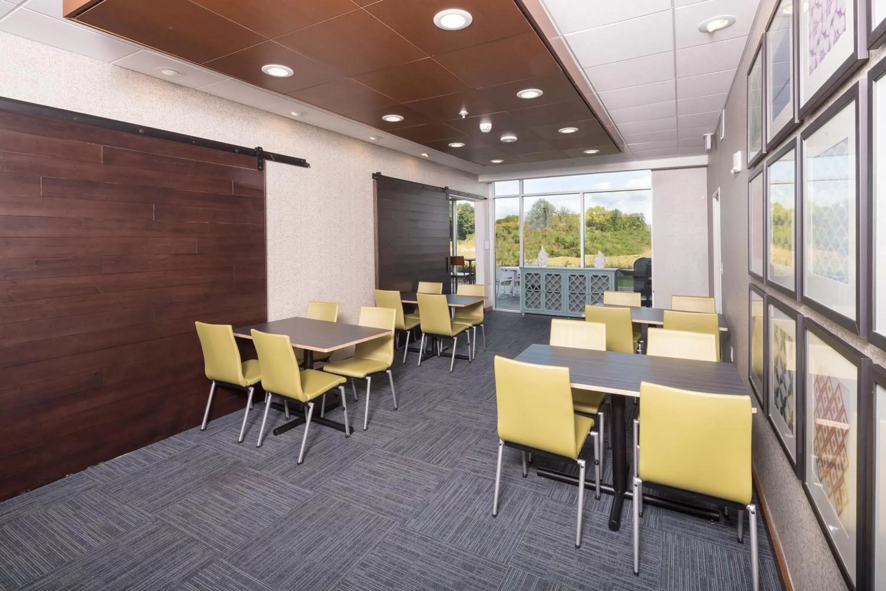 Meeting/conference room, Restaurant/Places to Eat in Holiday Inn Express & Suites - Kalamazoo West, an IHG Hotel