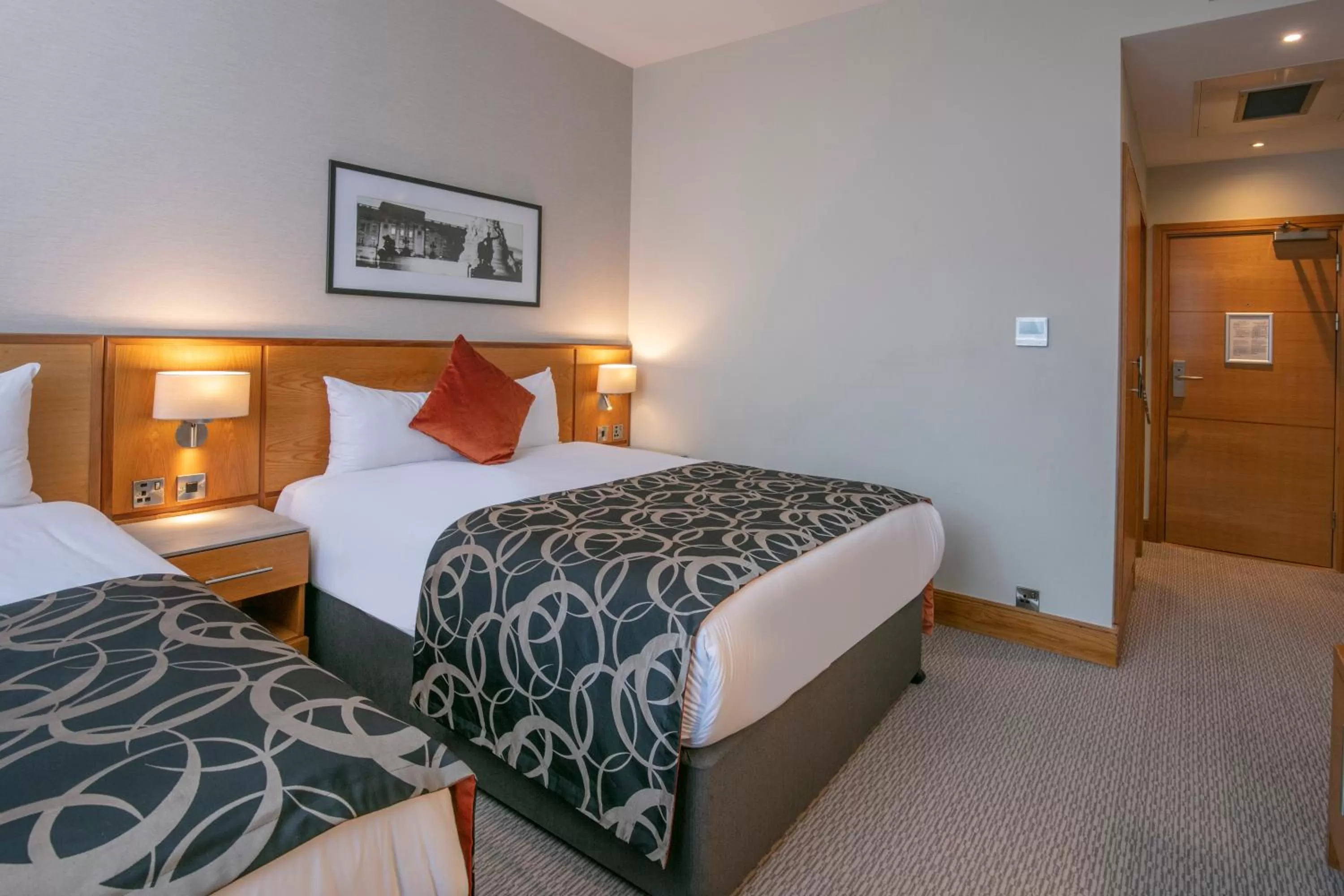 Bedroom, Bed in The Crown London, WorldHotels Distinctive