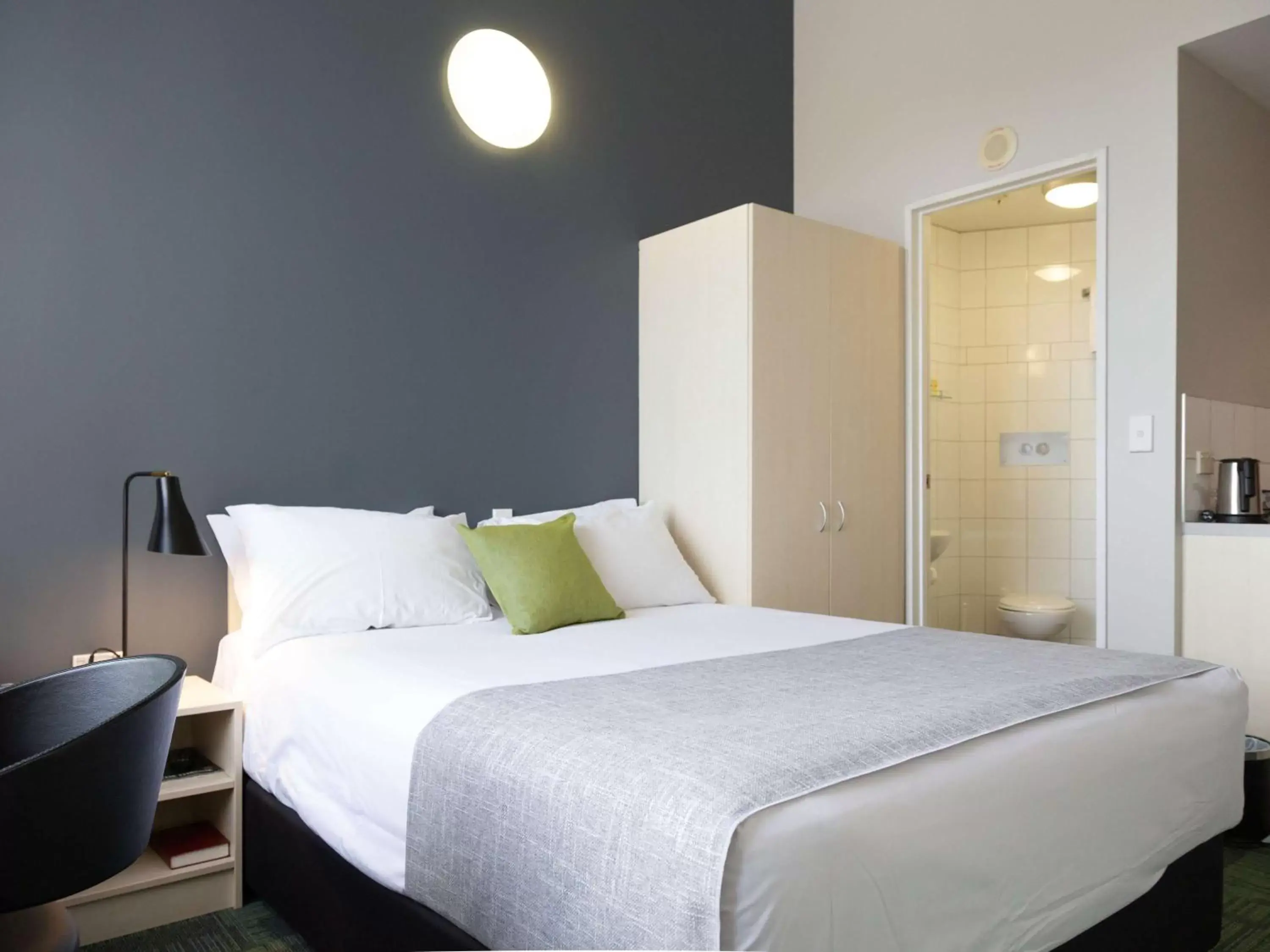 Photo of the whole room, Bed in Ibis Styles Invercargill