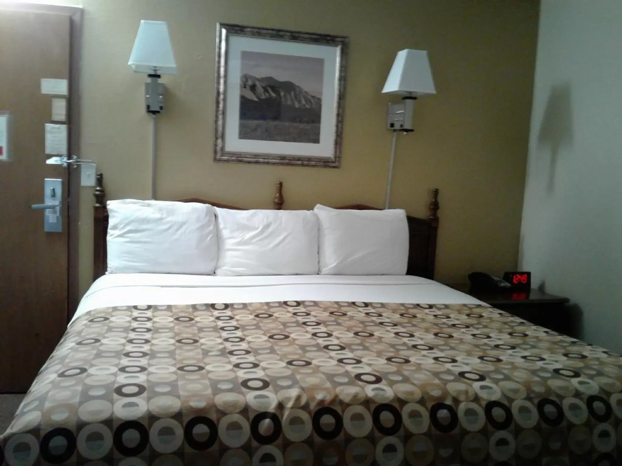 Photo of the whole room, Bed in Red Carpet Inn Rochester