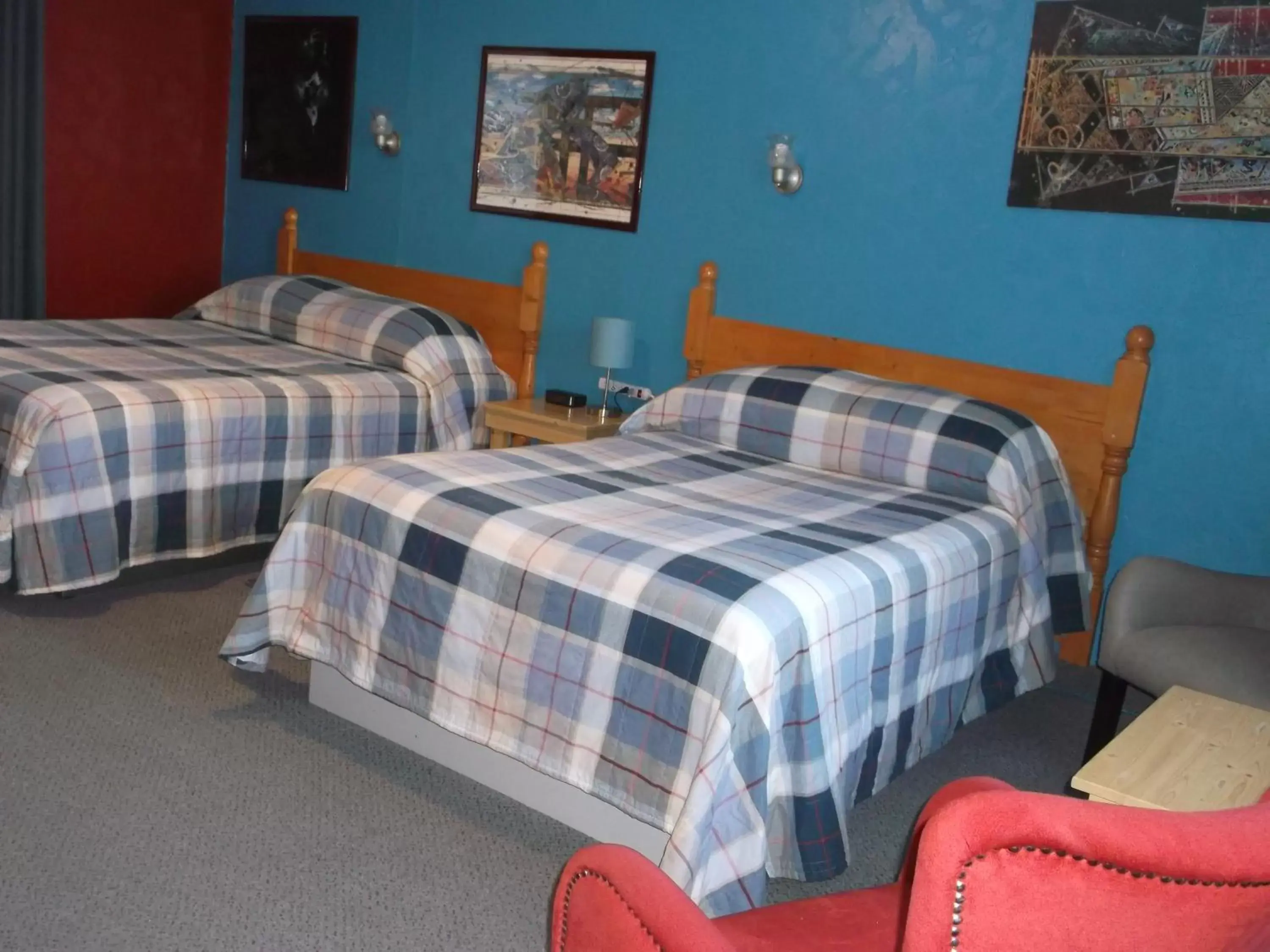 Bed in Haileybury Beach Motel