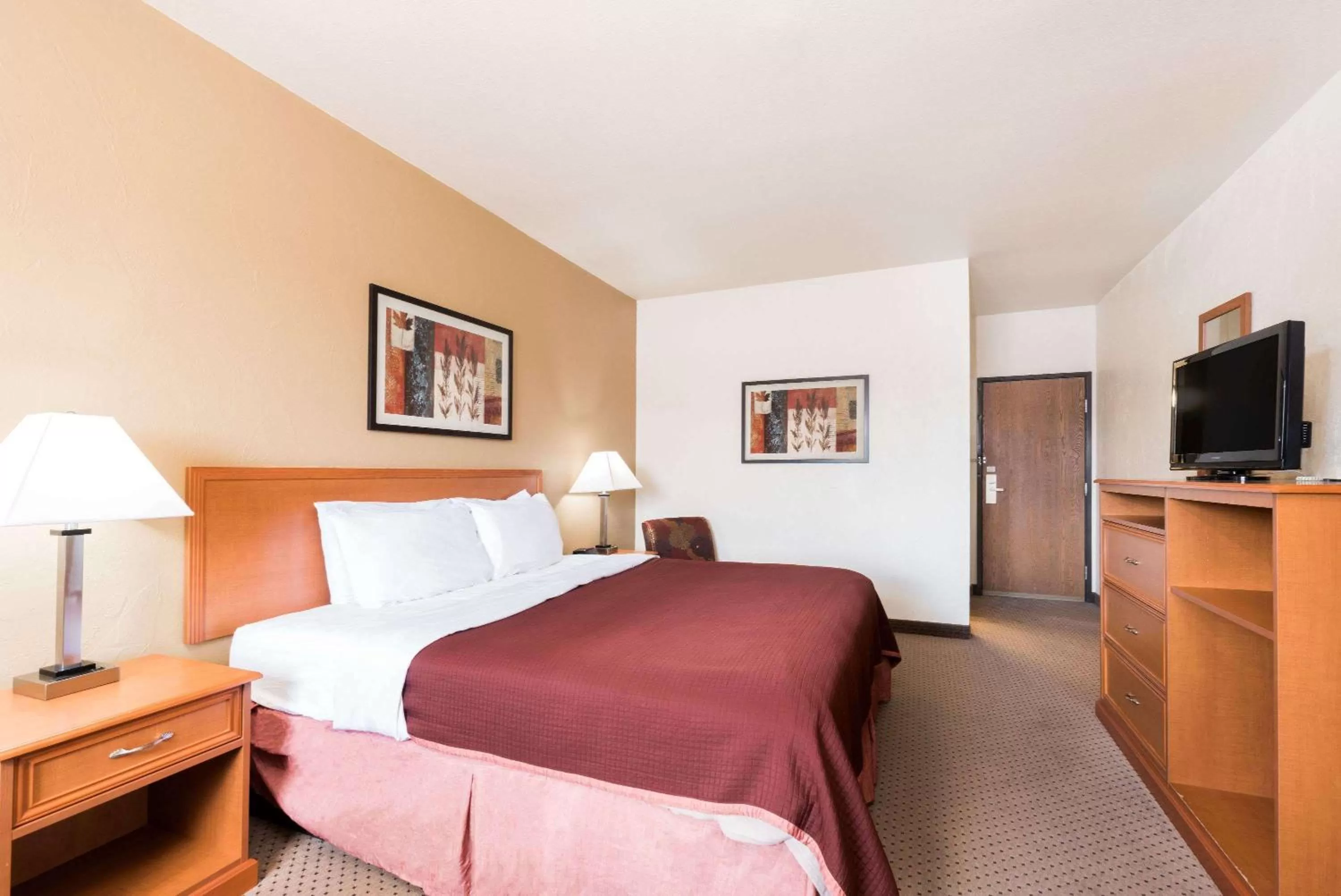 Photo of the whole room in Baymont by Wyndham Spearfish