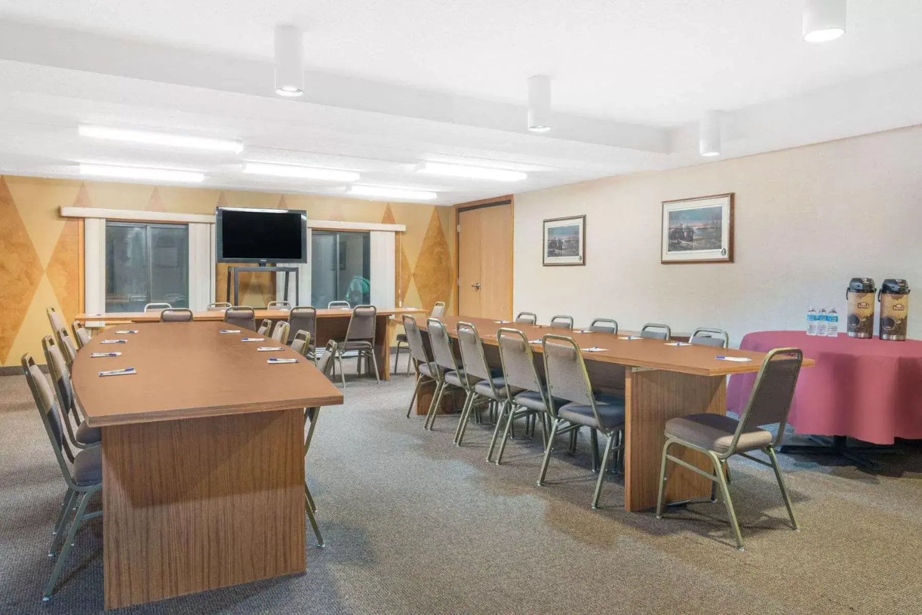 Meeting/conference room, Restaurant/Places to Eat in Baymont by Wyndham Kasson Rochester Area