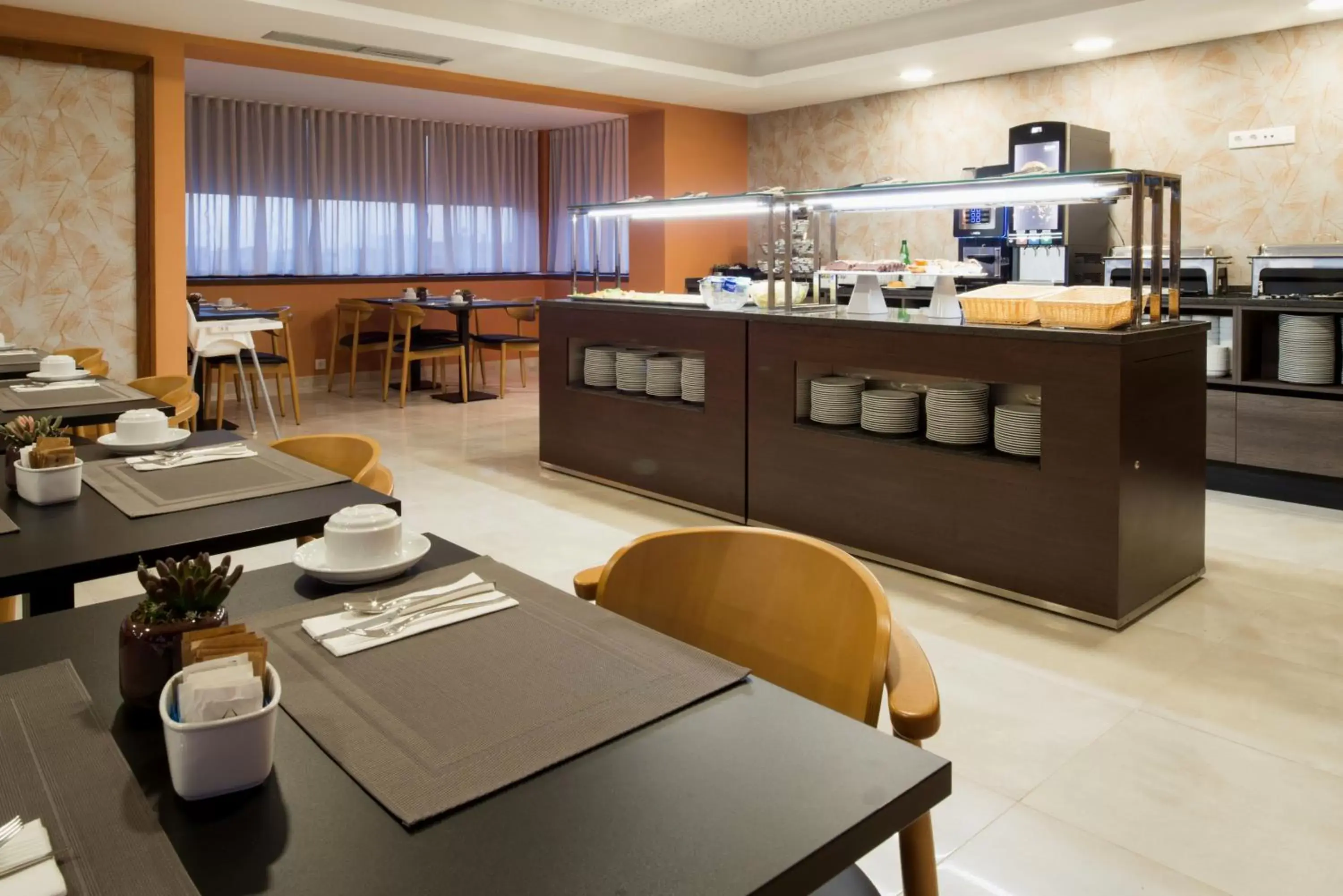 Breakfast, Restaurant/Places to Eat in VIP Executive Picoas Hotel
