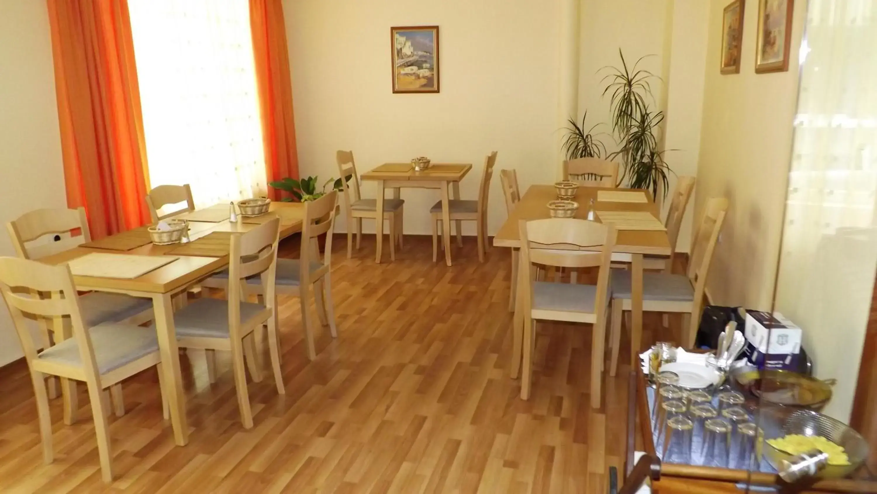 Continental breakfast, Restaurant/Places to Eat in Hotel Palitra
