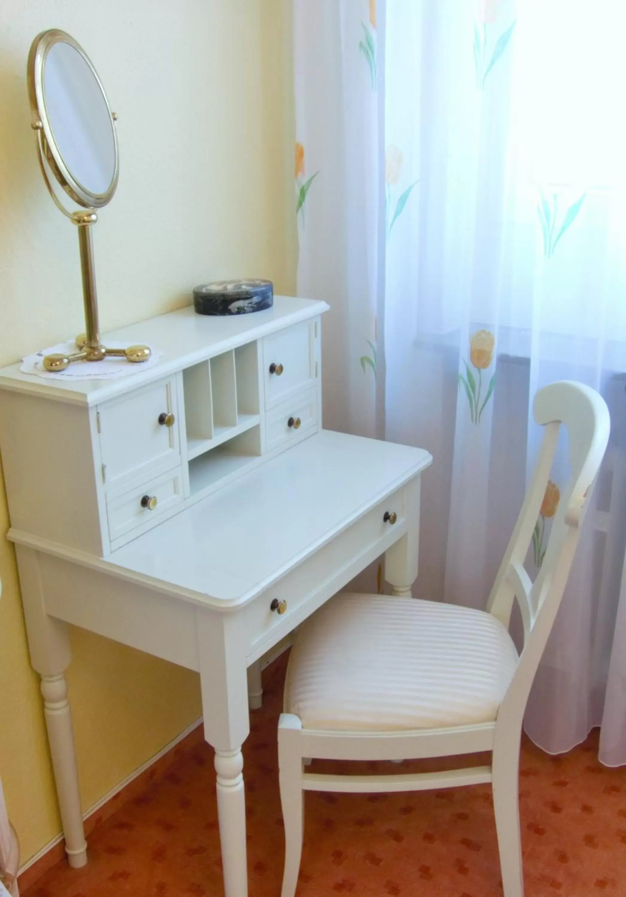 Seating area, Bathroom in Hotel Alpha