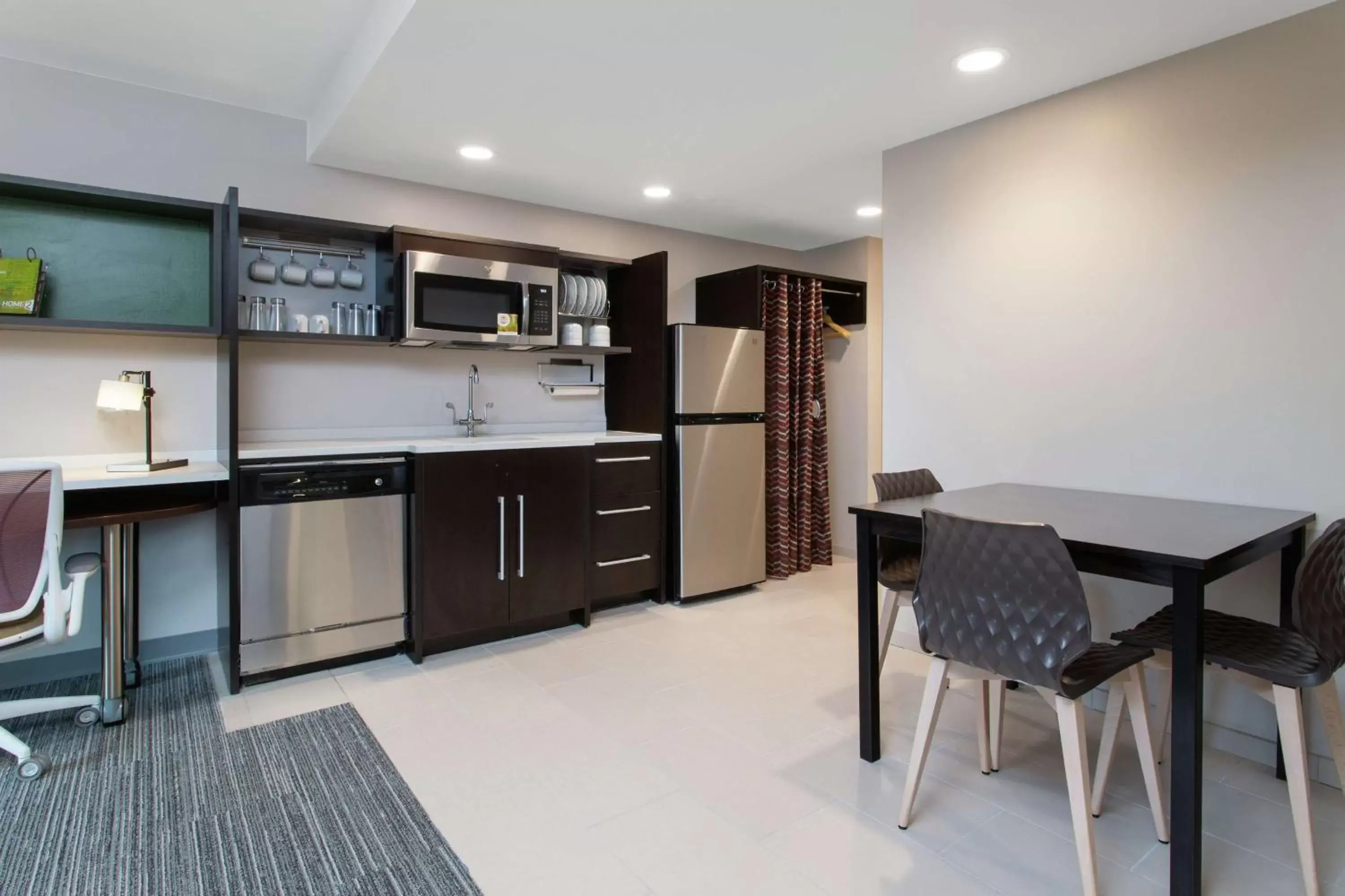 Kitchen or kitchenette, Kitchen/Kitchenette in Home2 Suites Smithfield Providence