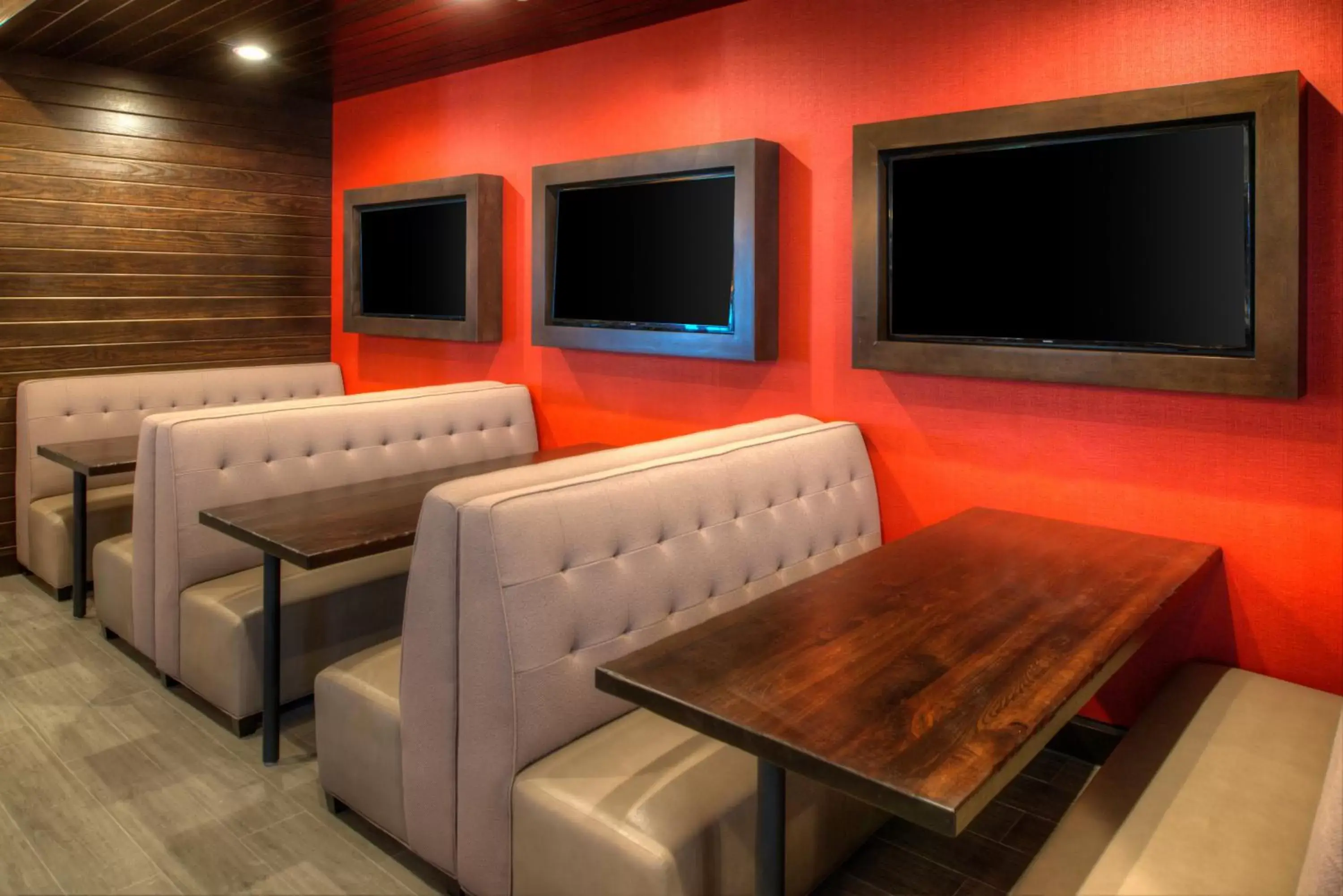 Restaurant/places to eat, TV/Entertainment Center in Holiday Inn Hotel & Suites - Houston West - Katy Mills, an IHG Hotel