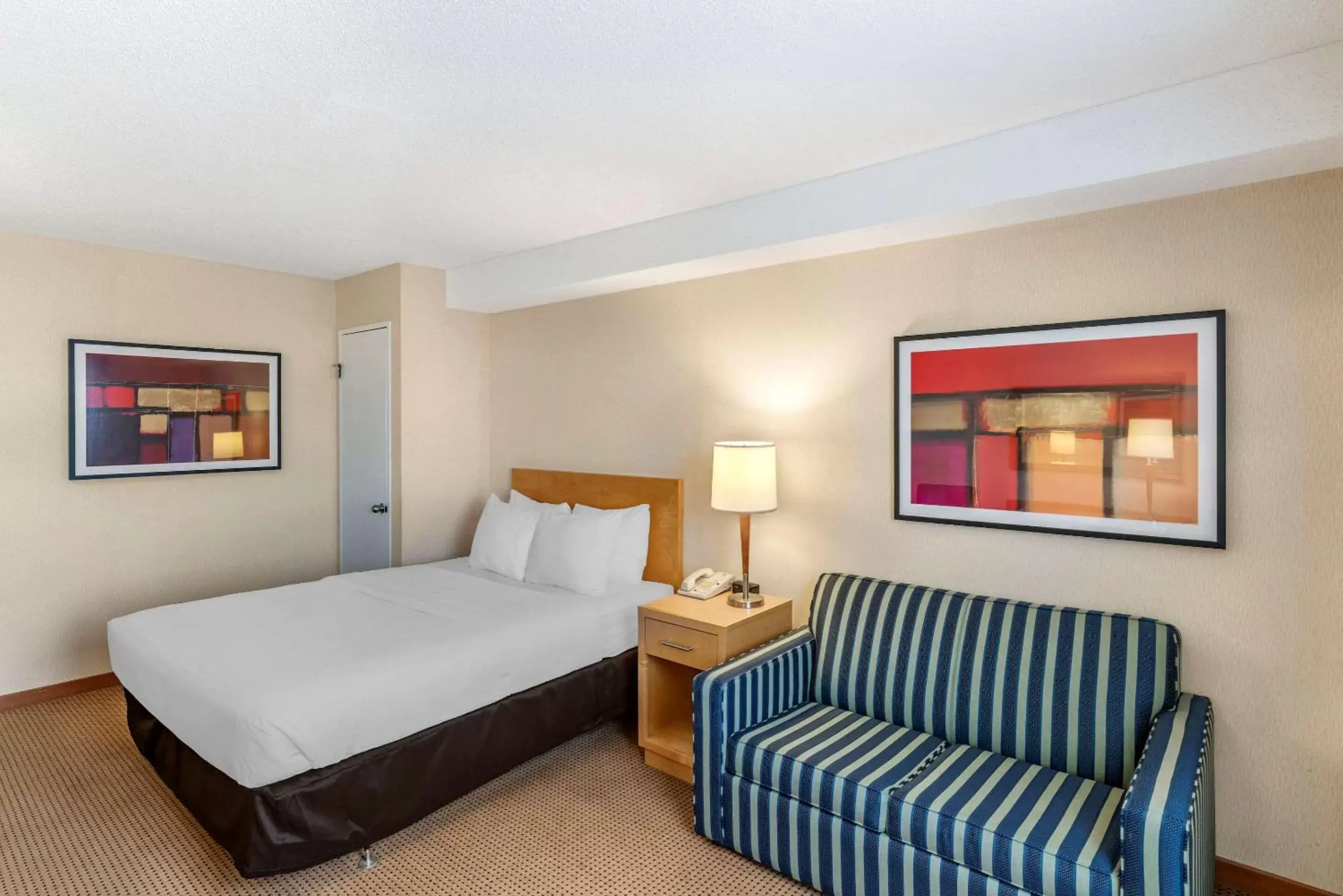 Photo of the whole room in Quality Inn and Suites Montreal East