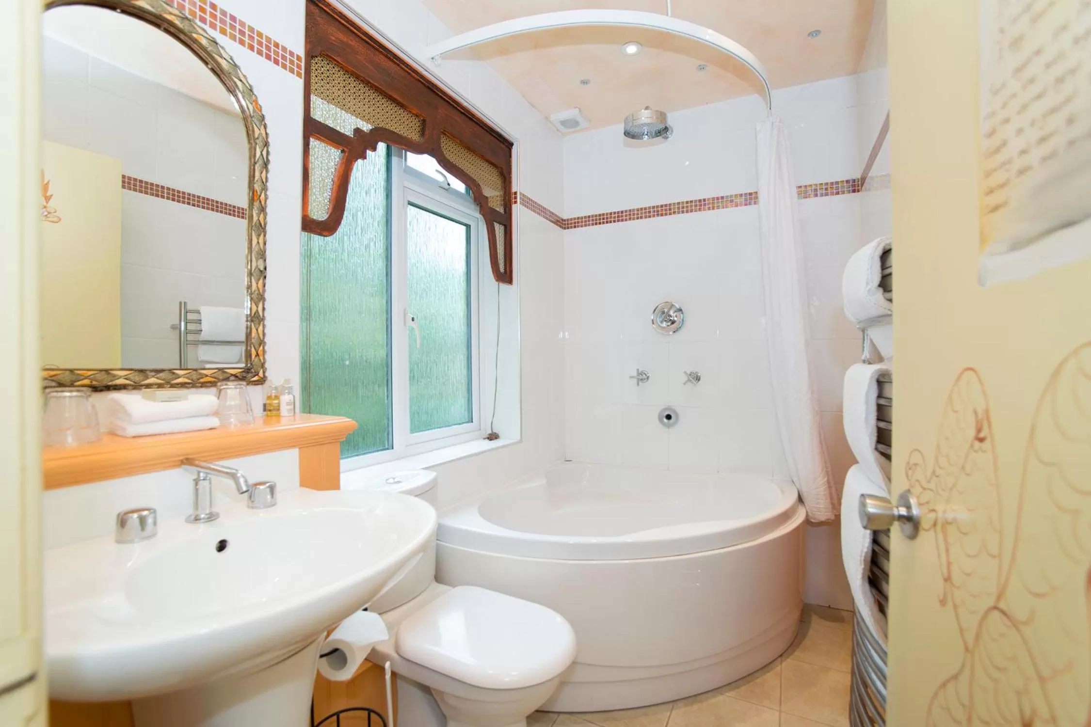 Toilet in Three Ways House Hotel