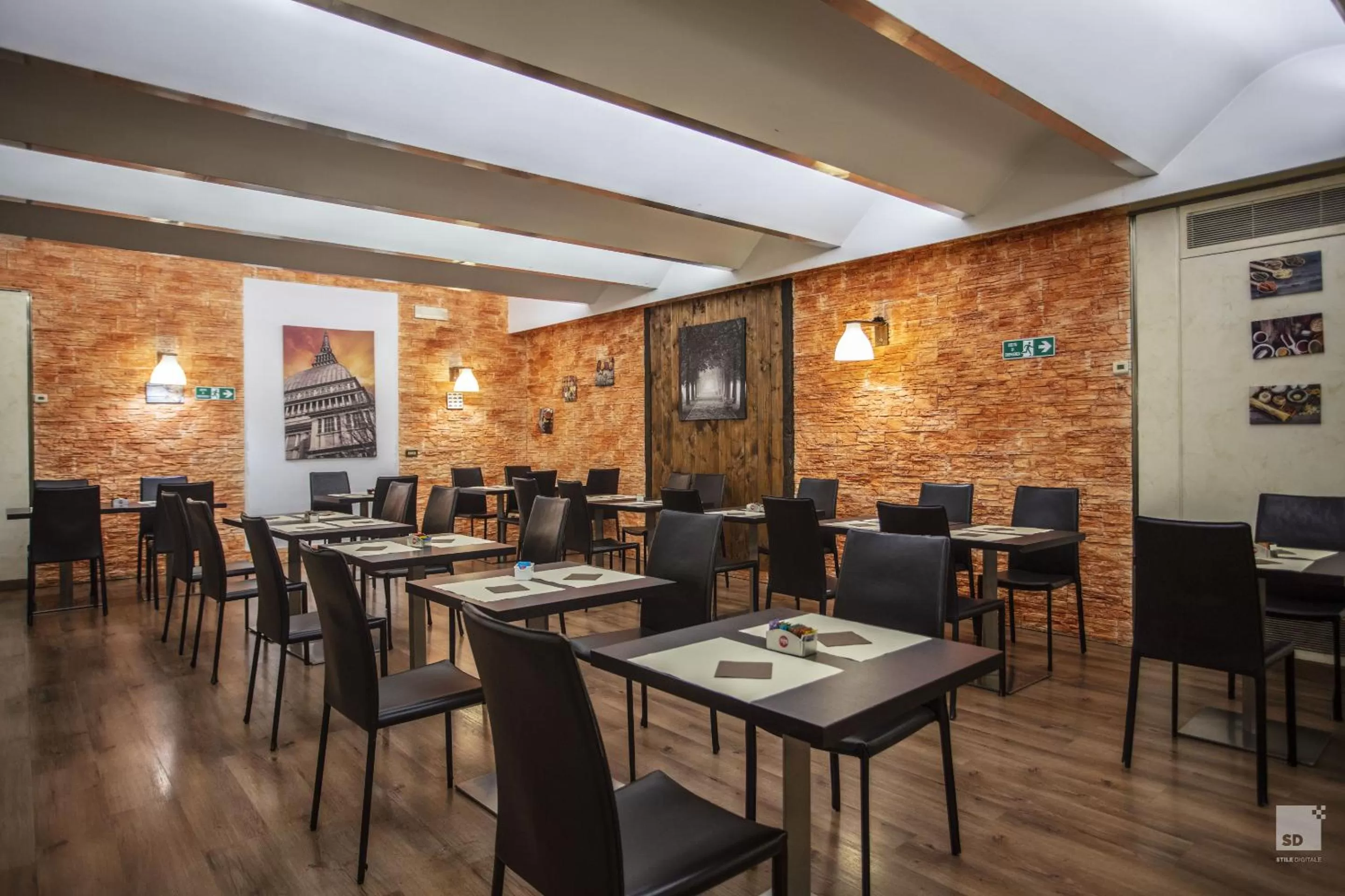 Restaurant/places to eat in Hotel Diplomatic