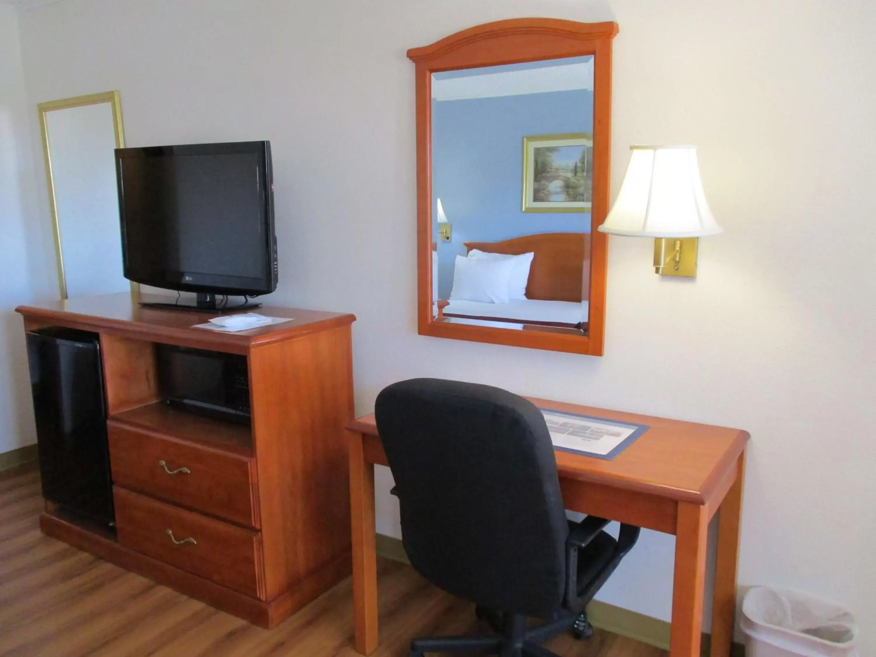 Photo of the whole room, TV/Entertainment Center in Best Western Palestine Inn