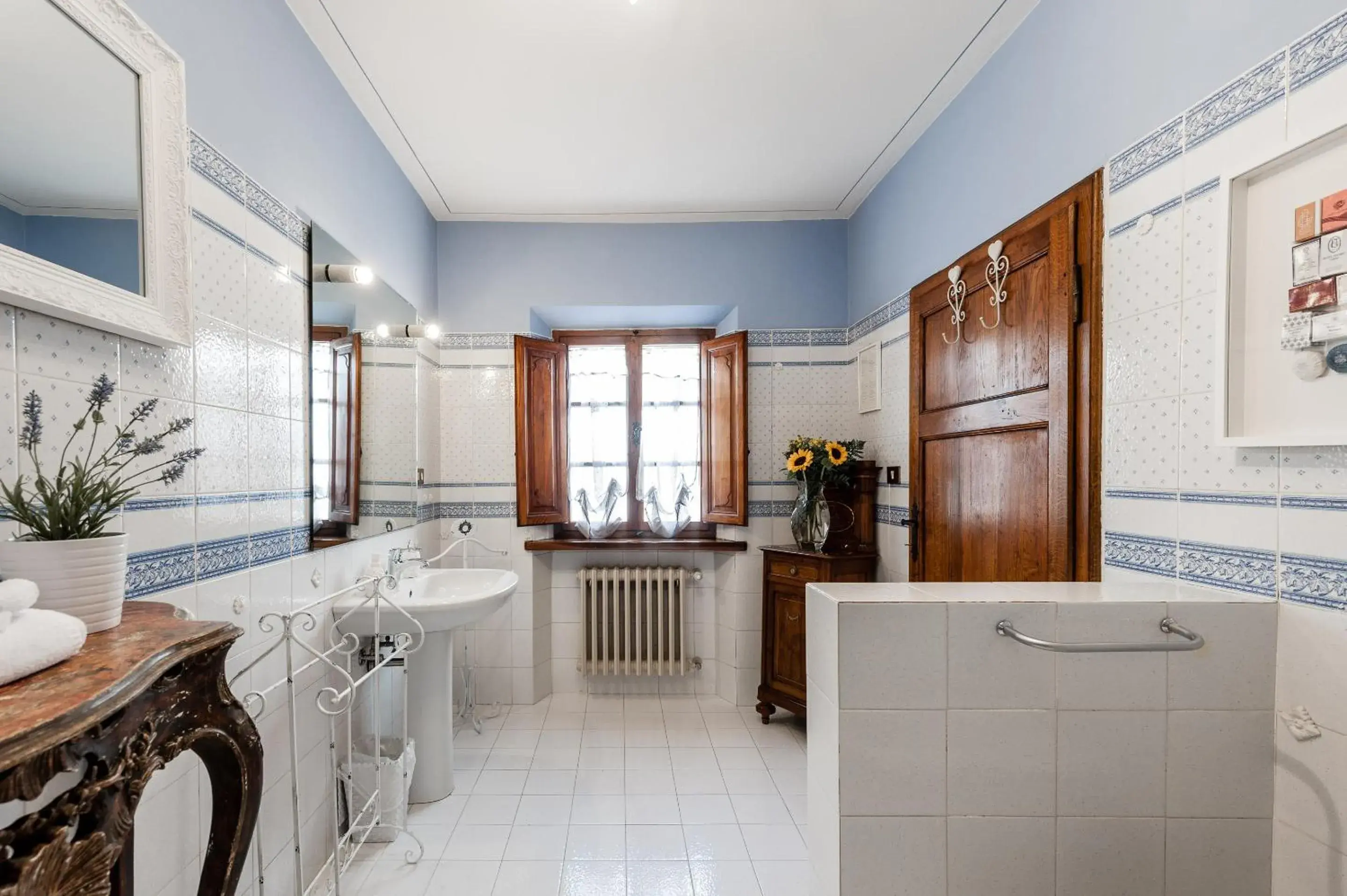 Bathroom, Kitchen/Kitchenette in Giardino della Pieve Relais