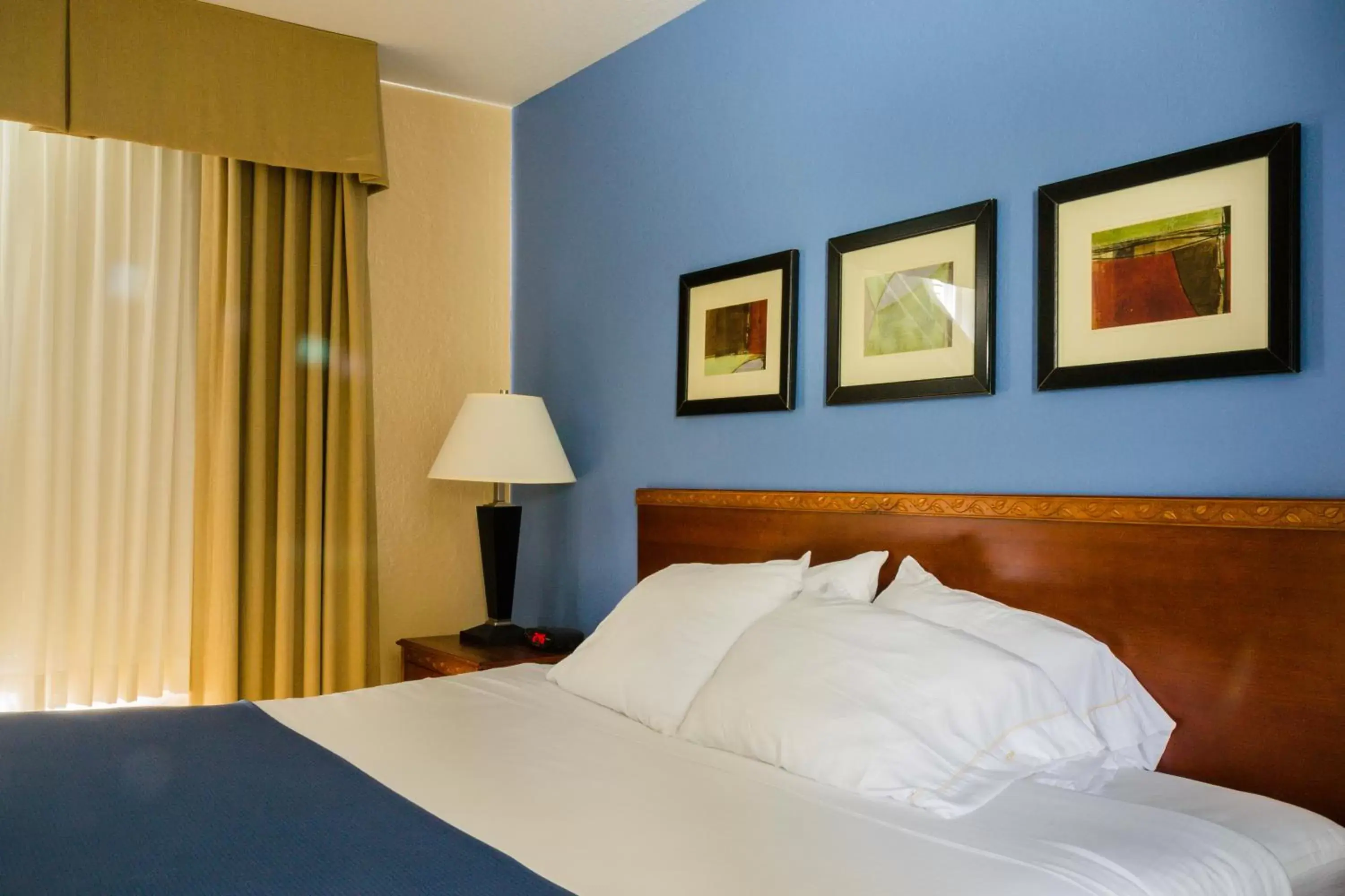 Bed in Holiday Inn Express Hotel & Suites Acme-Traverse City, an IHG Hotel