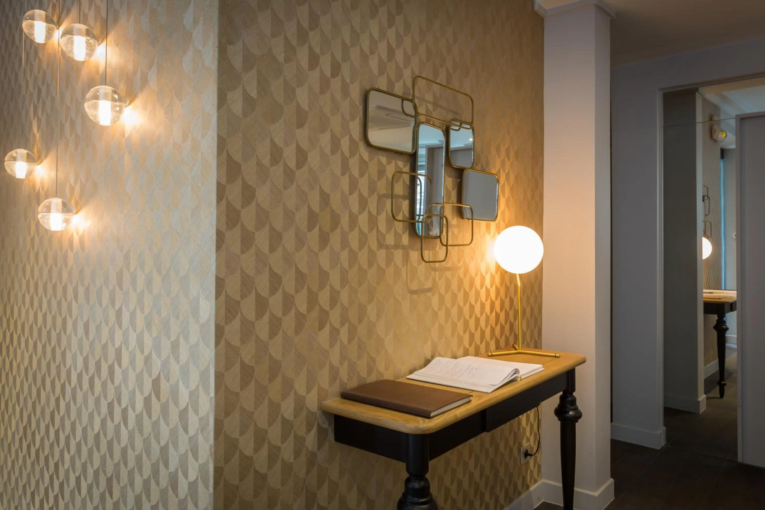 Lobby or reception in Logis hôtel Jardin de Villiers