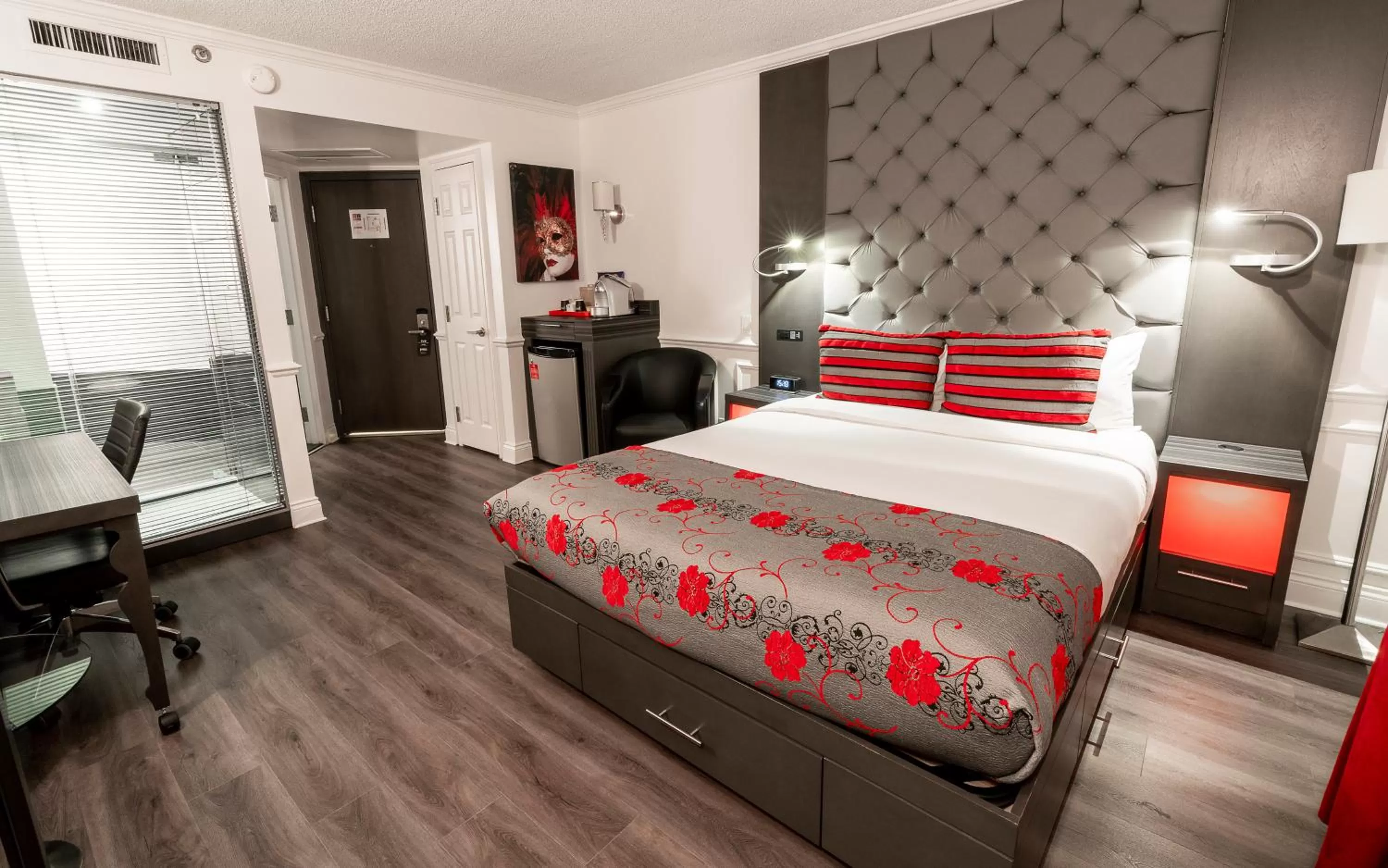 Exterior View Intimacy Room, 1 Queen Bed, Fireplace and Glass Shower in Hôtel Plaza Québec par JARO