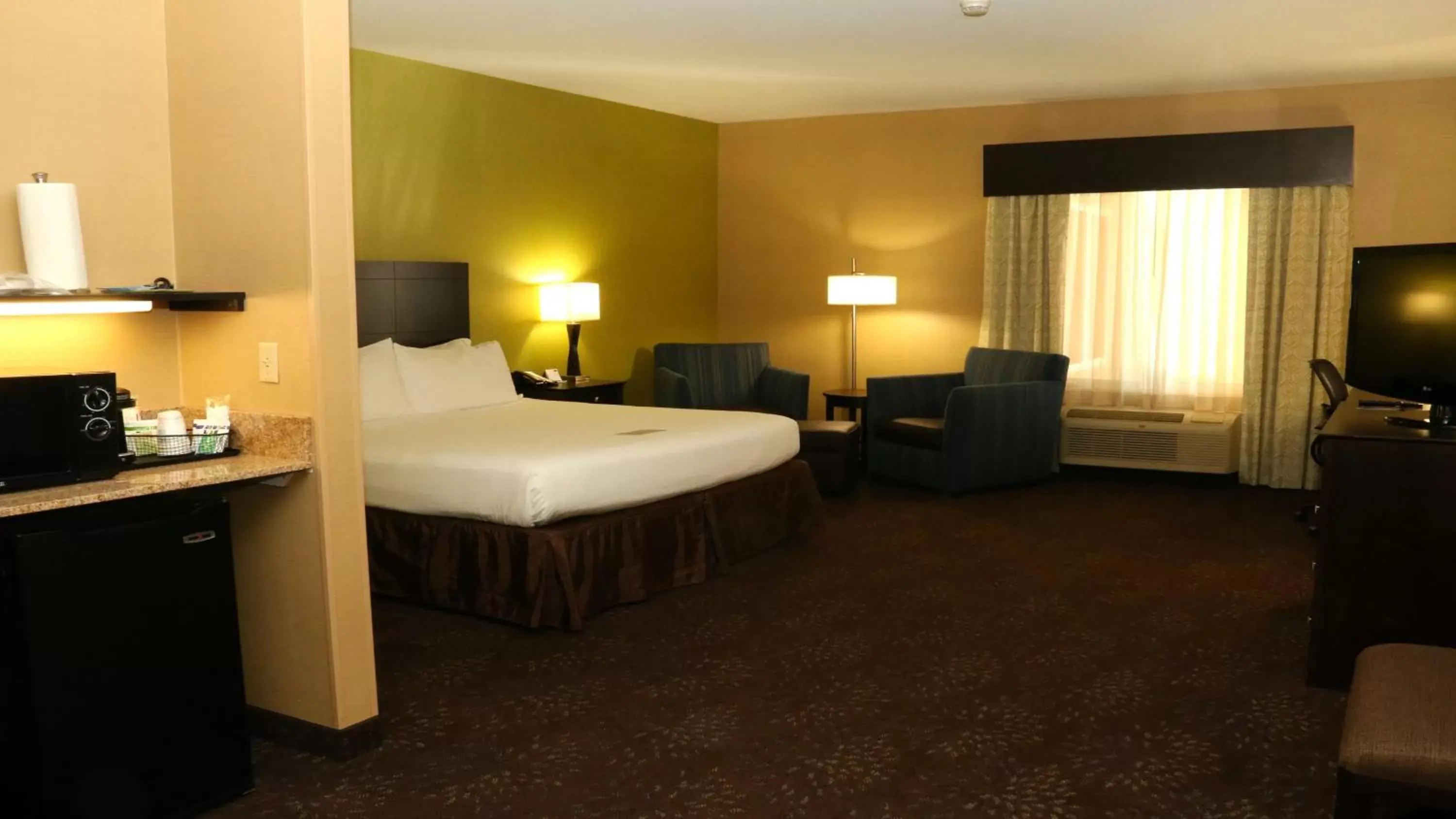 Bedroom, Bed in Holiday Inn Express Hotel & Suites Saginaw, an IHG Hotel