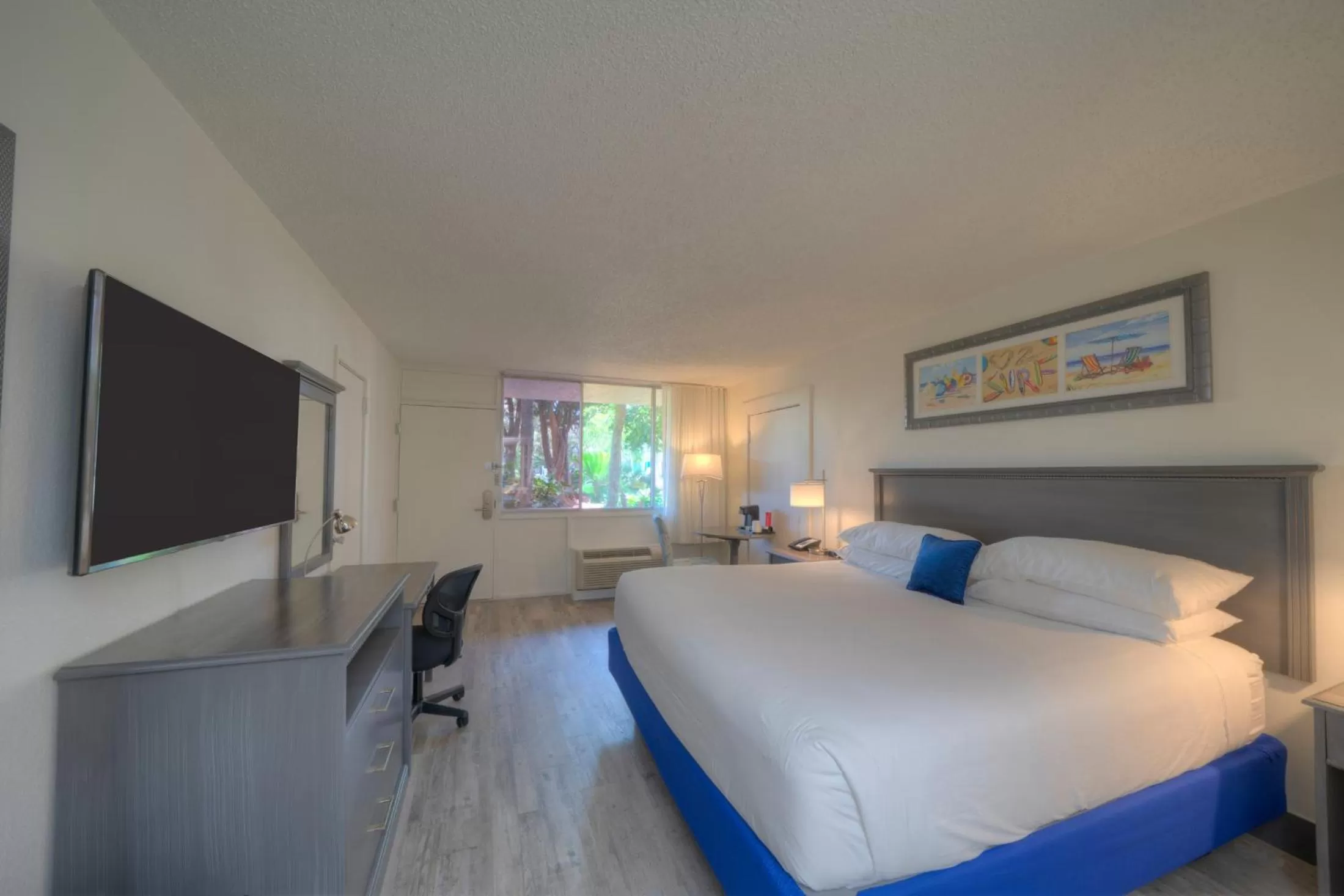 Photo of the whole room, Bed in The Island Resort at Fort Walton Beach