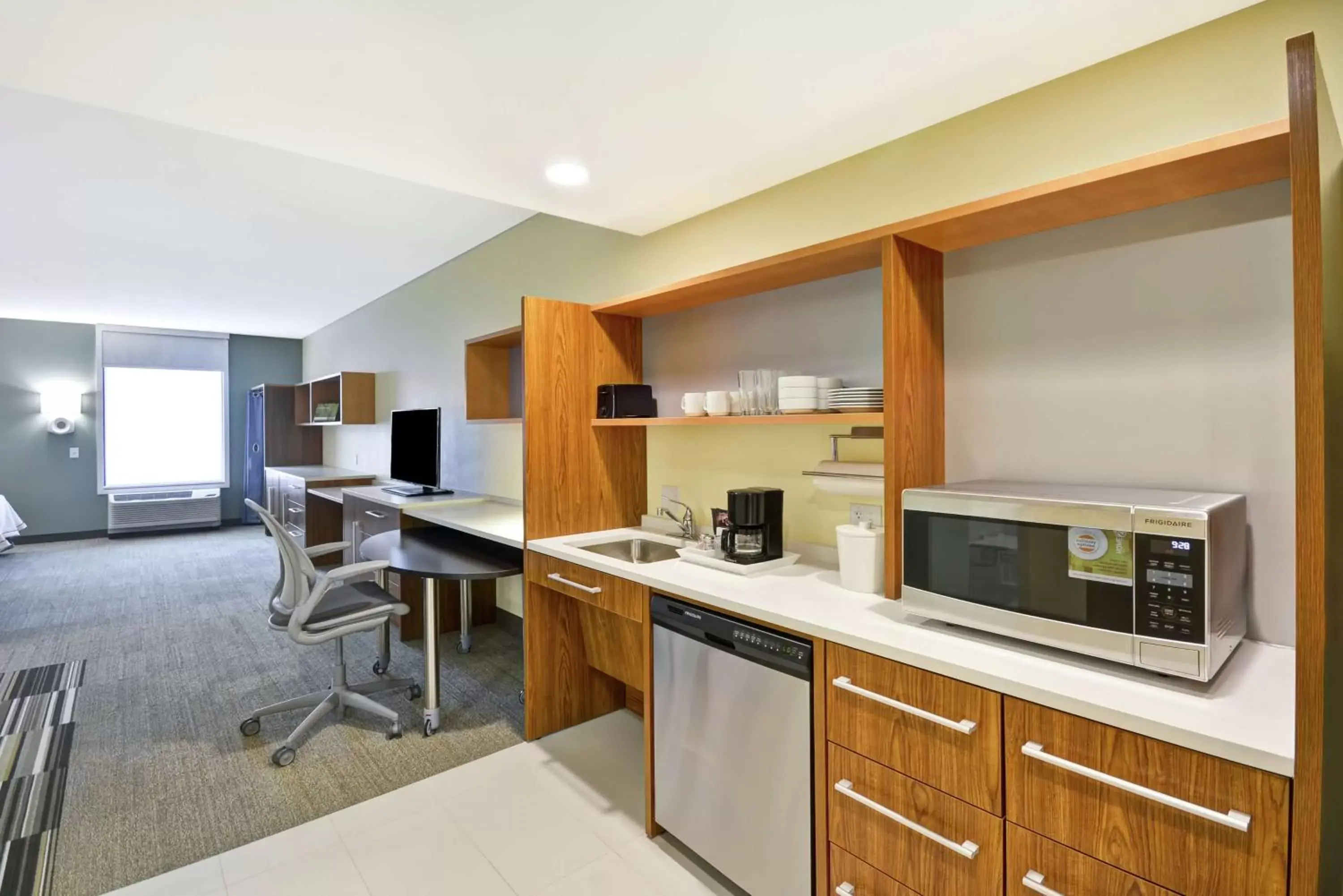 Bedroom, Kitchen/Kitchenette in Home2 Suites By Hilton Minneapolis-Eden Prairie