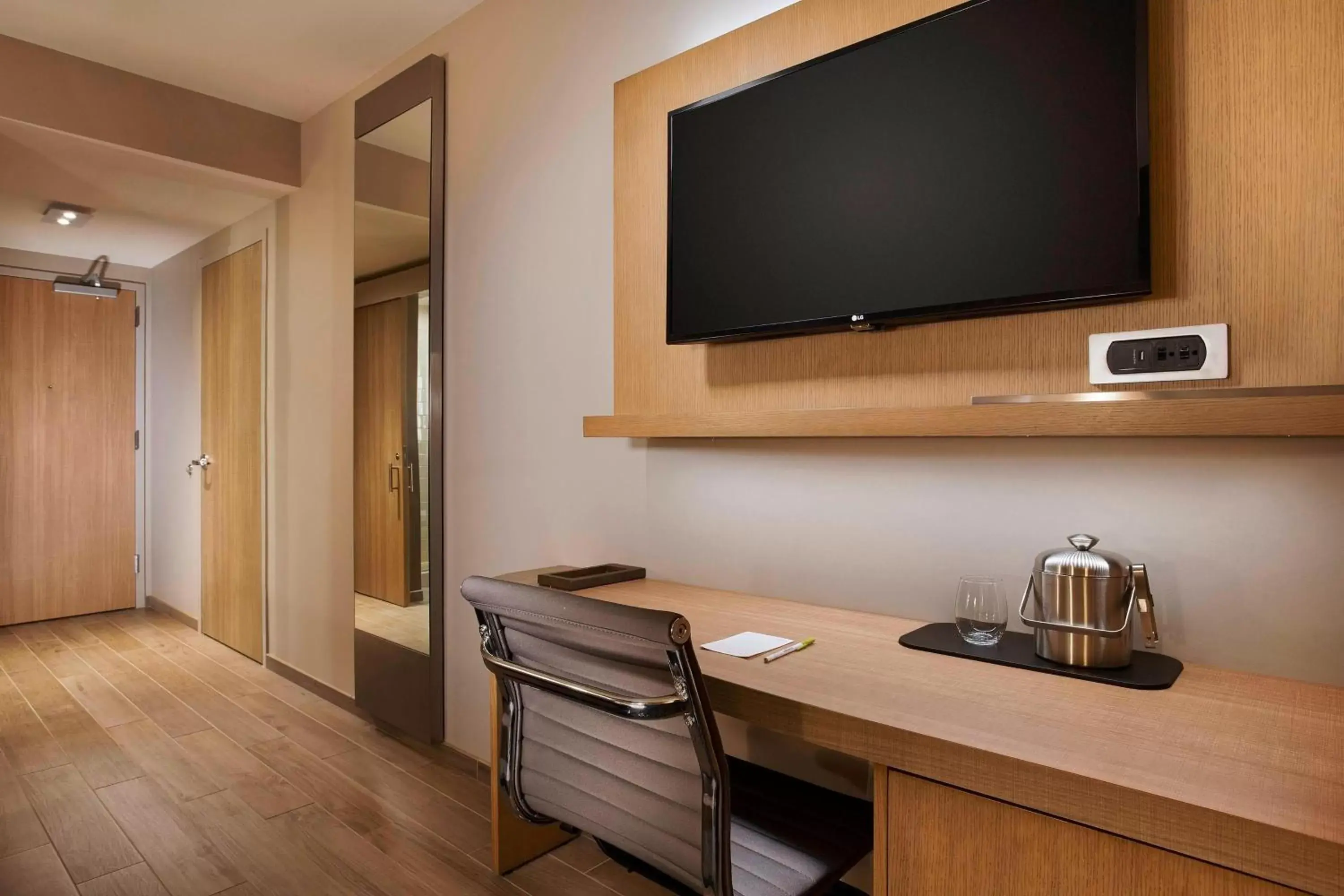 Photo of the whole room, TV/Entertainment Center in Courtyard by Marriott San Diego Gaslamp/Convention Center