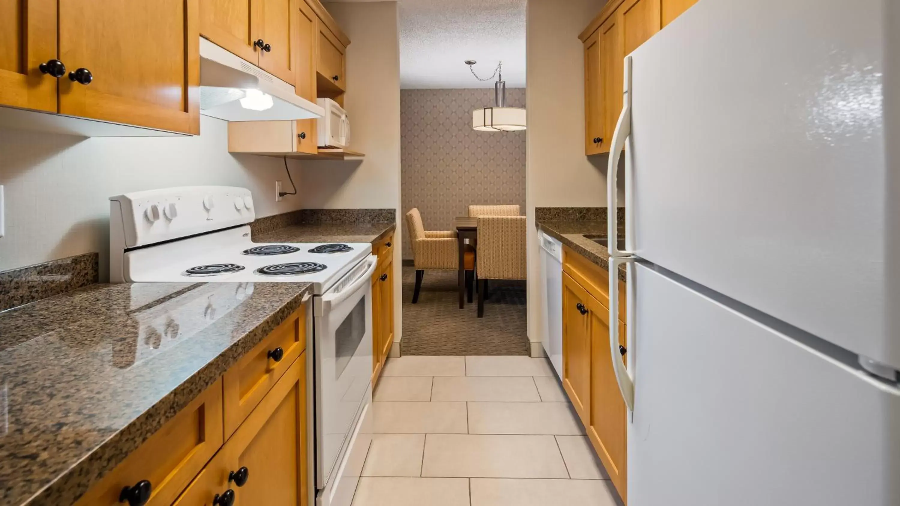 Kitchen/Kitchenette in Best Western Plus Country Meadows Inn