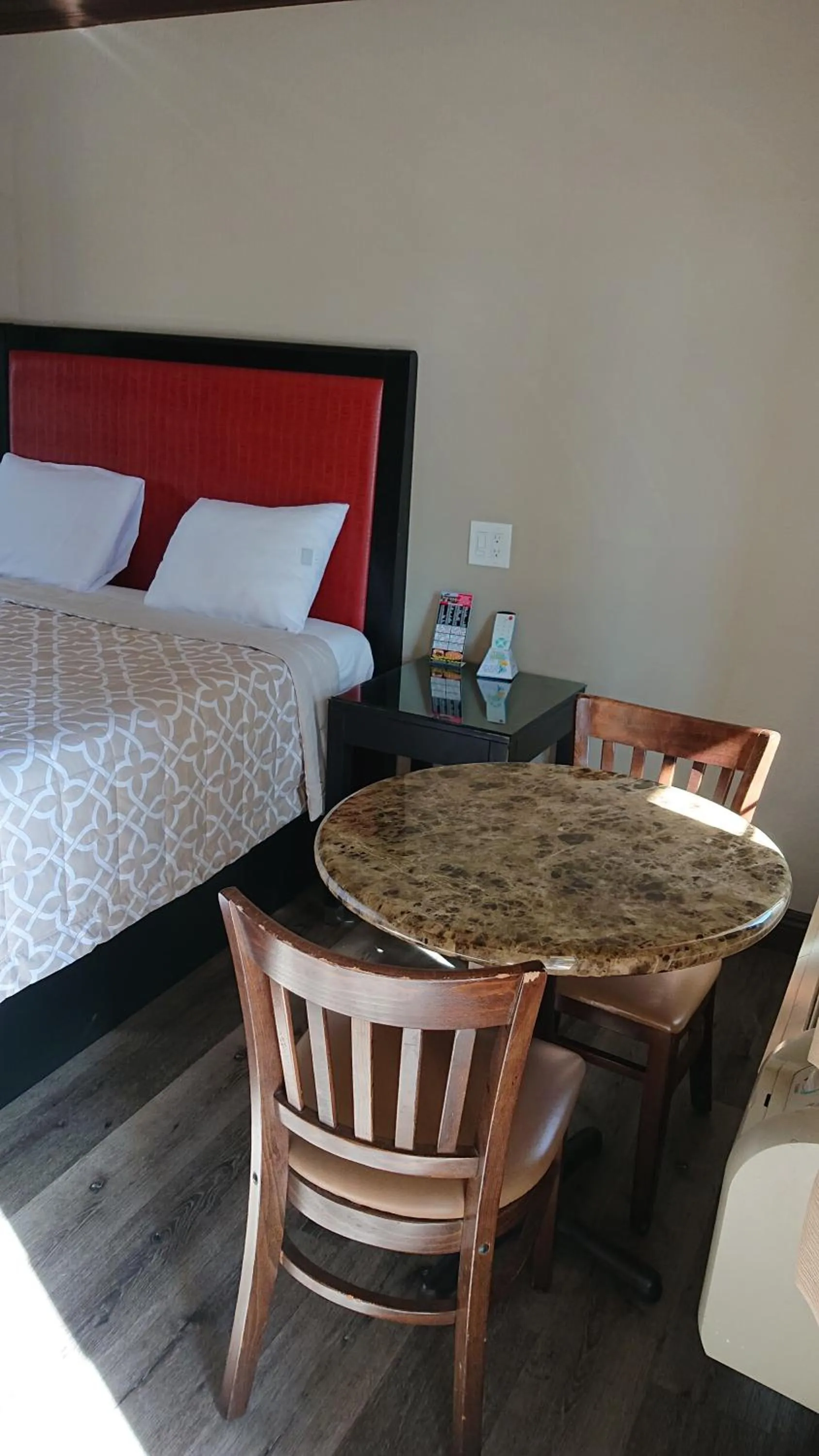 Bed in Santa Ana Travel Inn