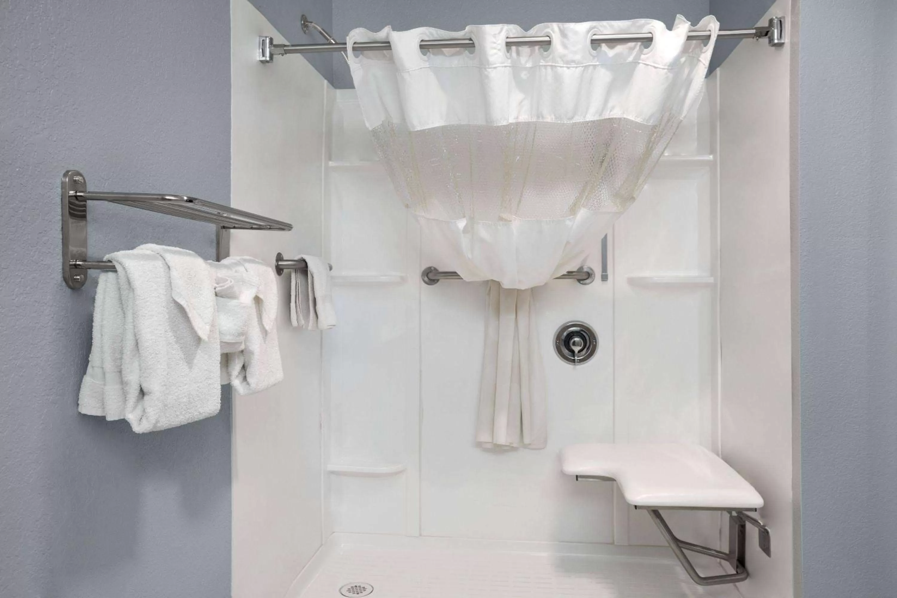 Bathroom in Howard Johnson by Wyndham Holbrook