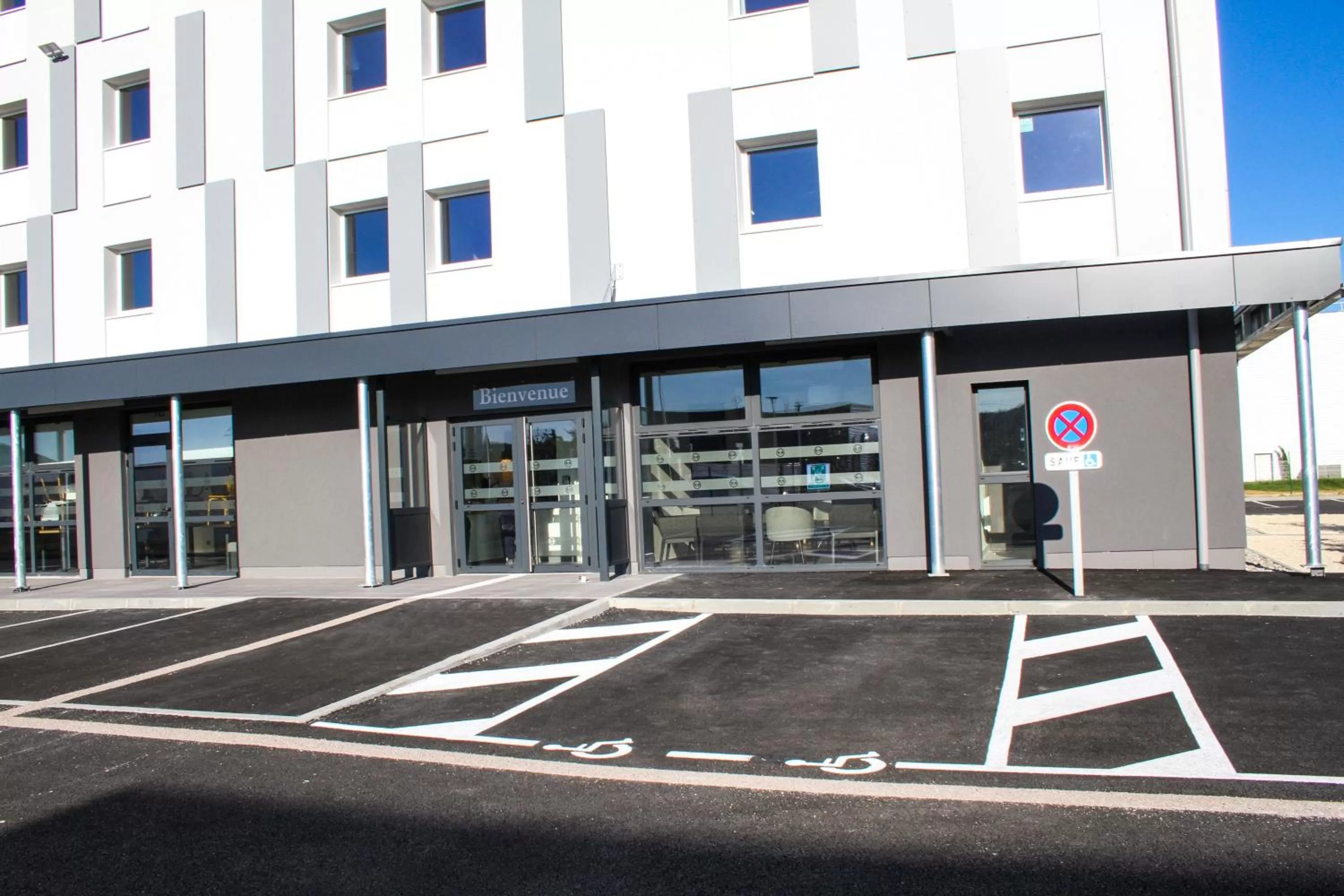 Property building in B&B HOTEL Montélimar Sud