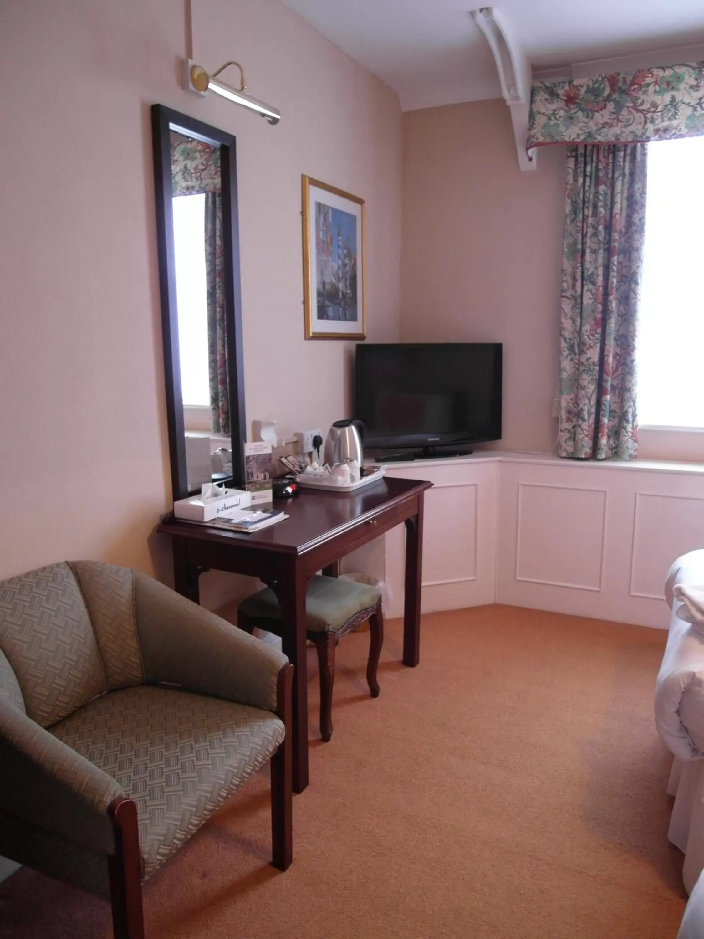 Bedroom, TV/Entertainment Center in Best Western The George Hotel, Swaffham