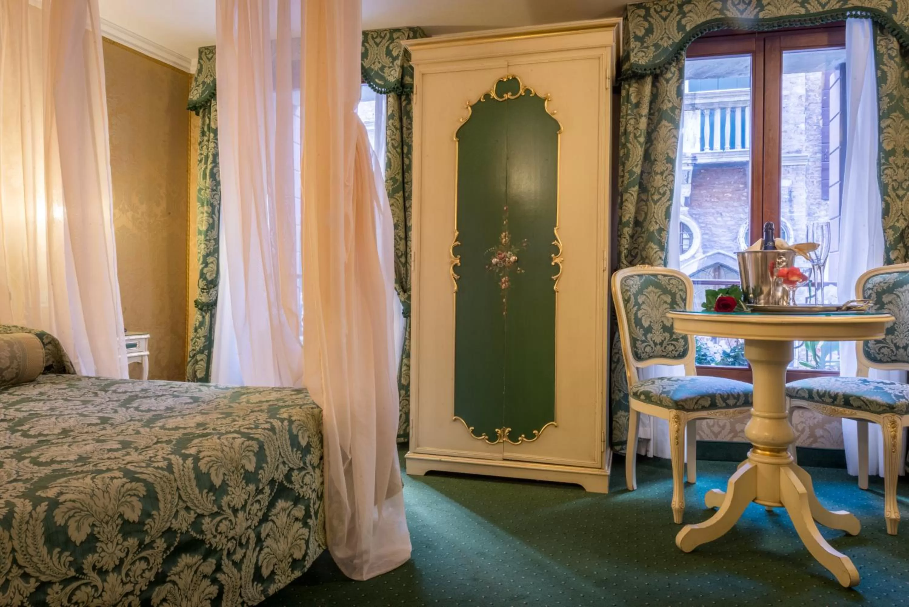 Bedroom, Bed in Hotel Becher