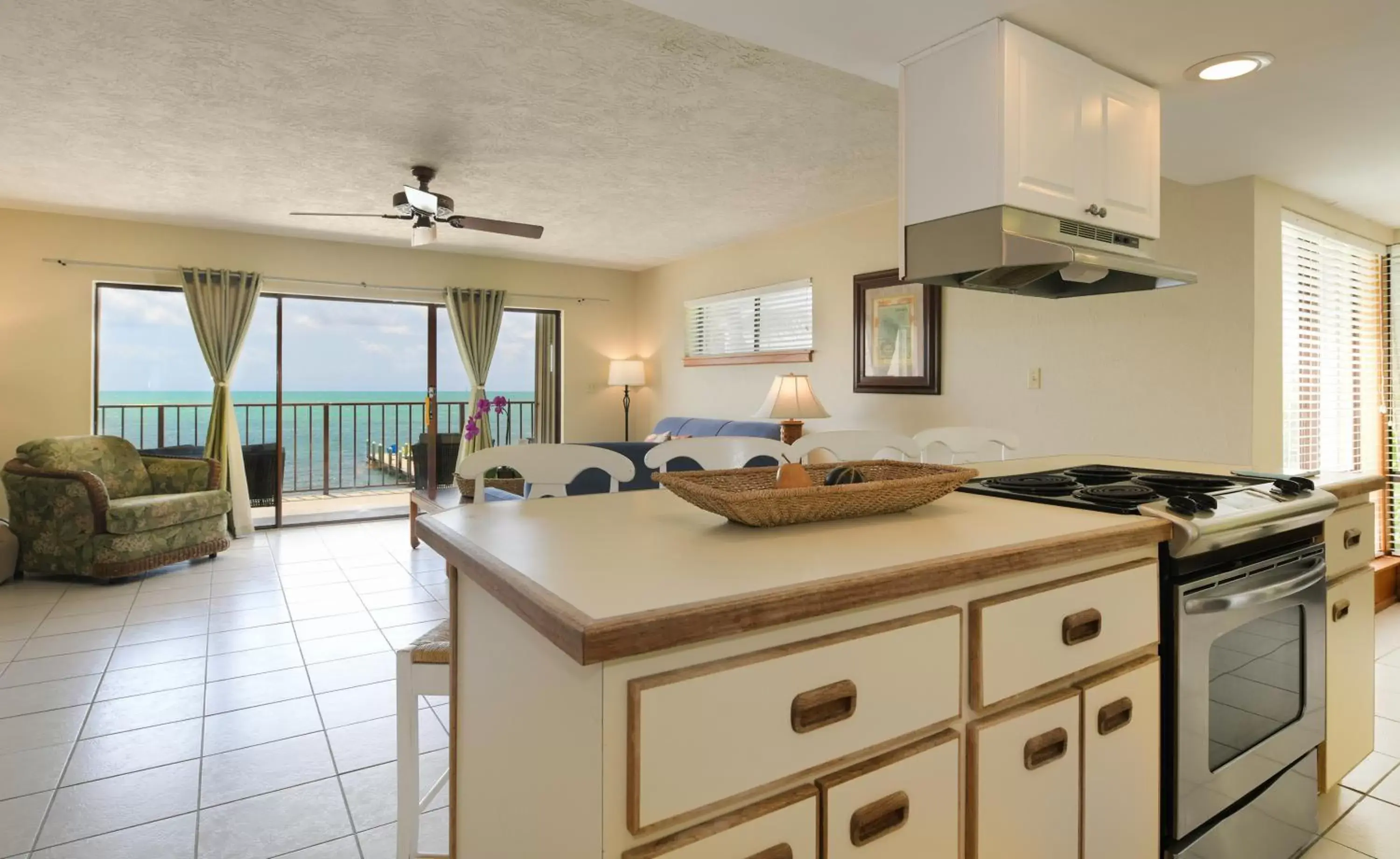 Kitchen or kitchenette, Kitchen/Kitchenette in Pines & Palms Resort