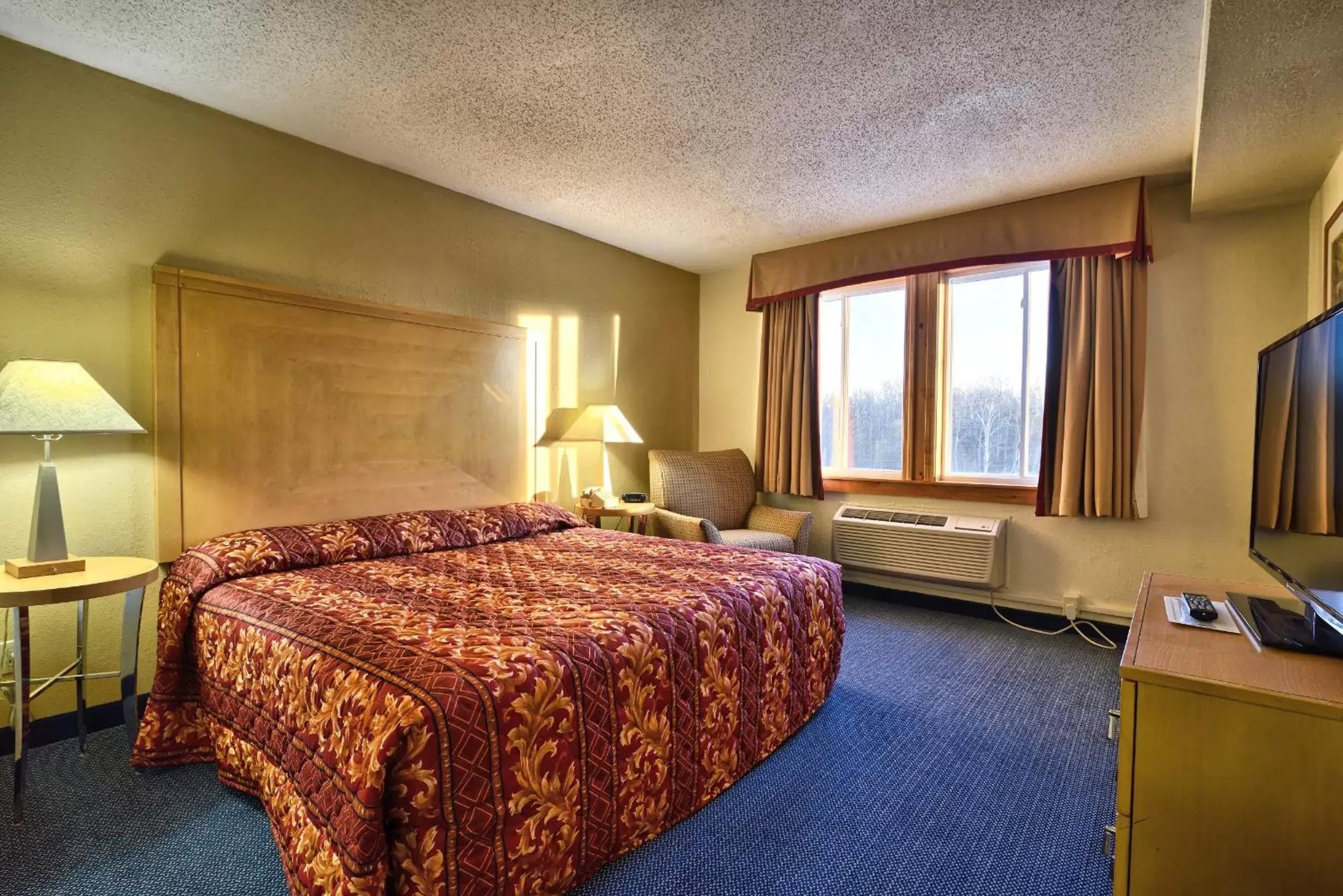 Day, Bed in Katahdin Inn & Suites