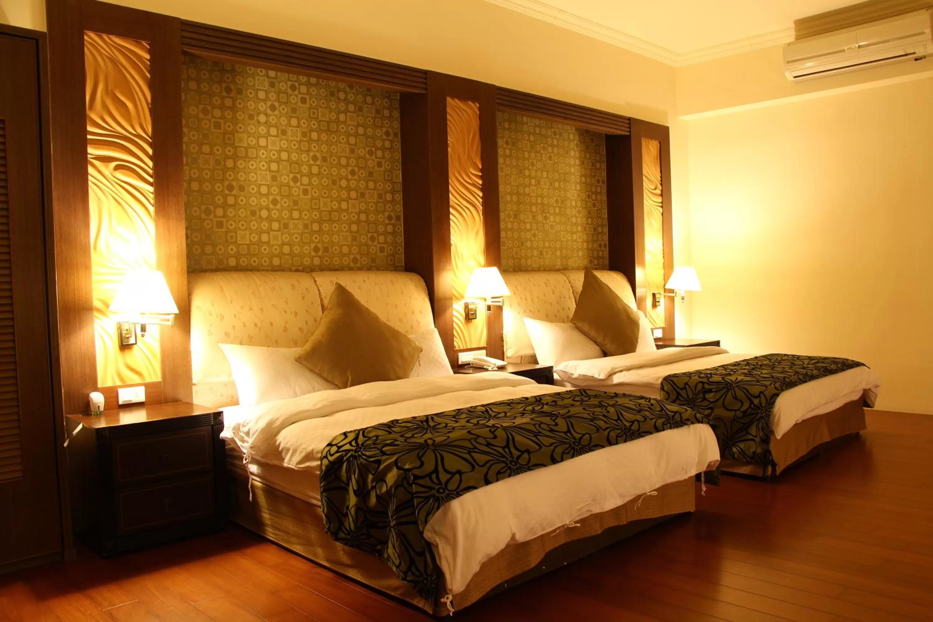 Photo of the whole room, Bed in Constellation Coast B&B