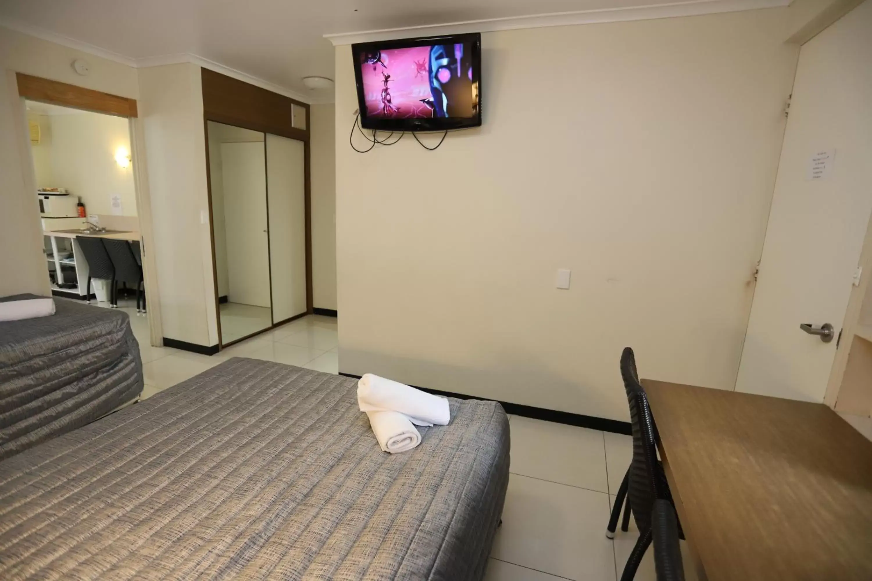 Bedroom, TV/Entertainment Center in Miners Lodge Motor Inn