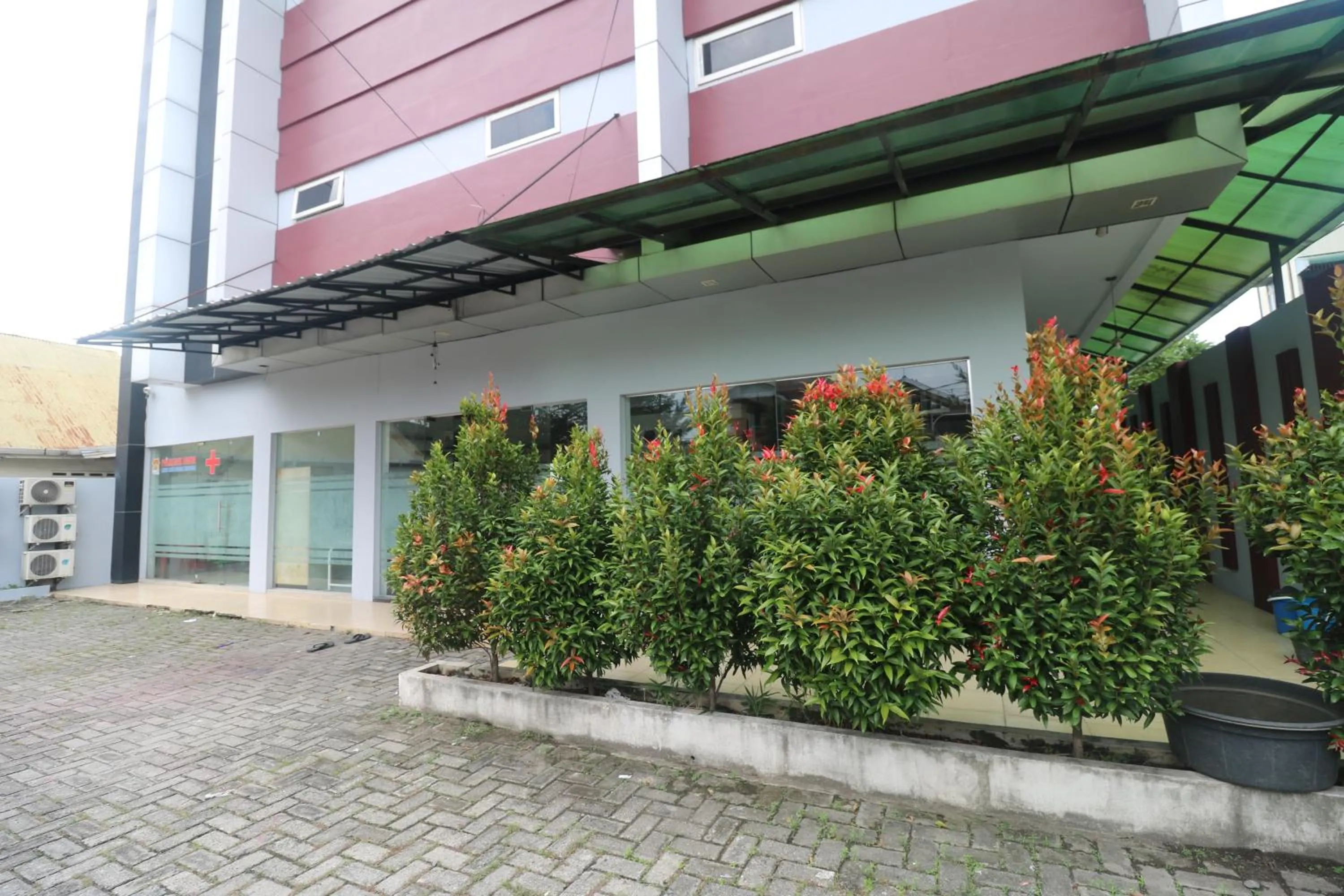 Property building in RedDoorz @ Jalan Krakatau Medan