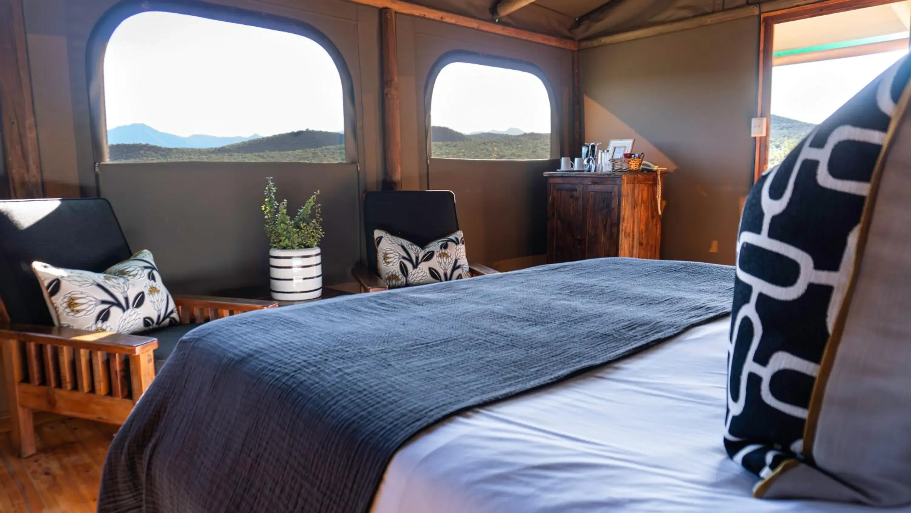 Bedroom, Bed in Buffelsdrift Game Lodge