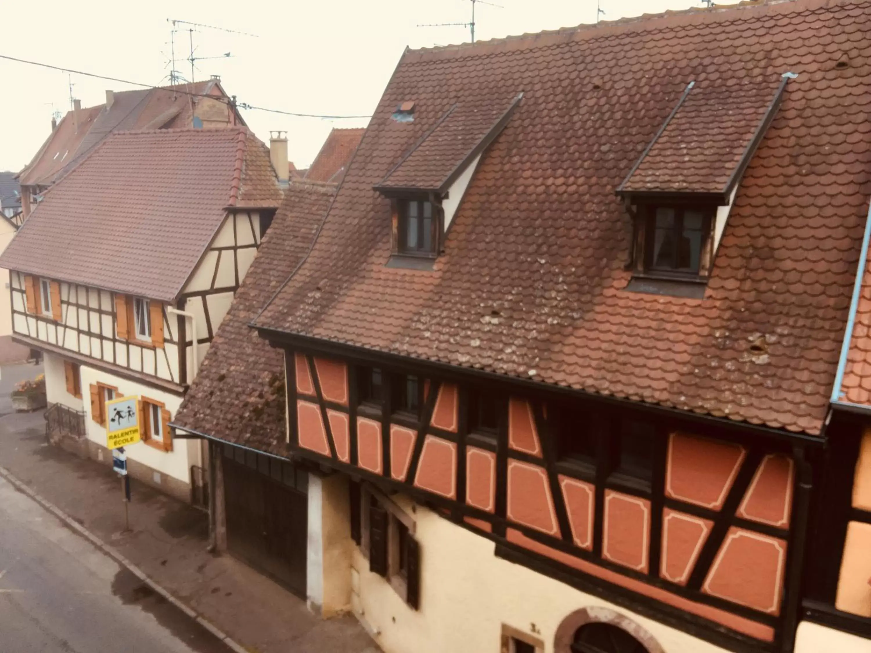 Comfort Triple Room with Shower in Hotel Colmar Vignes Eguisheim Comfort Triple Room with Shower in Hotel Colmar Vignes Eguisheim