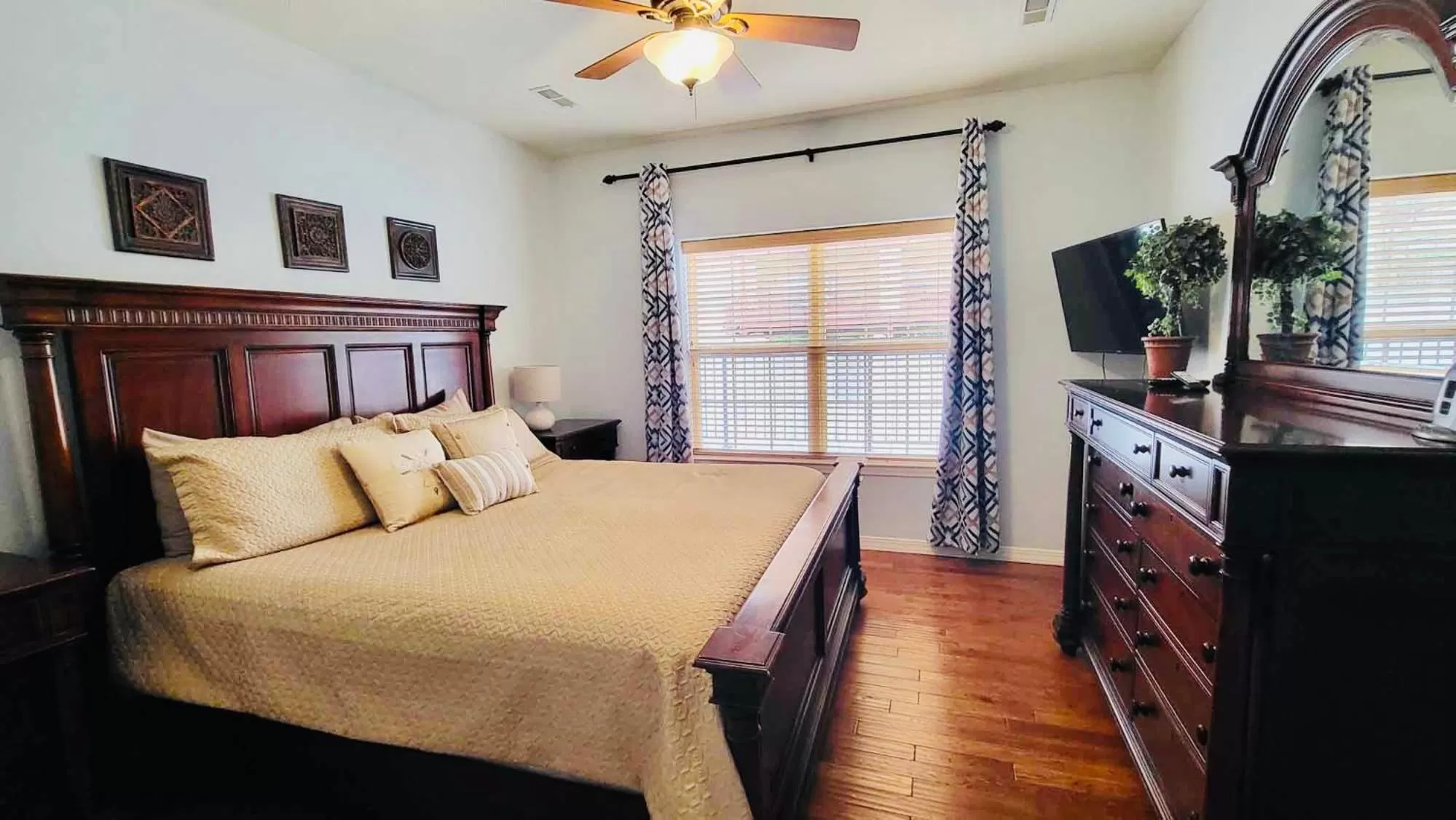 Bed in Rockwood Condos on Table Rock Lake With Boat Slips