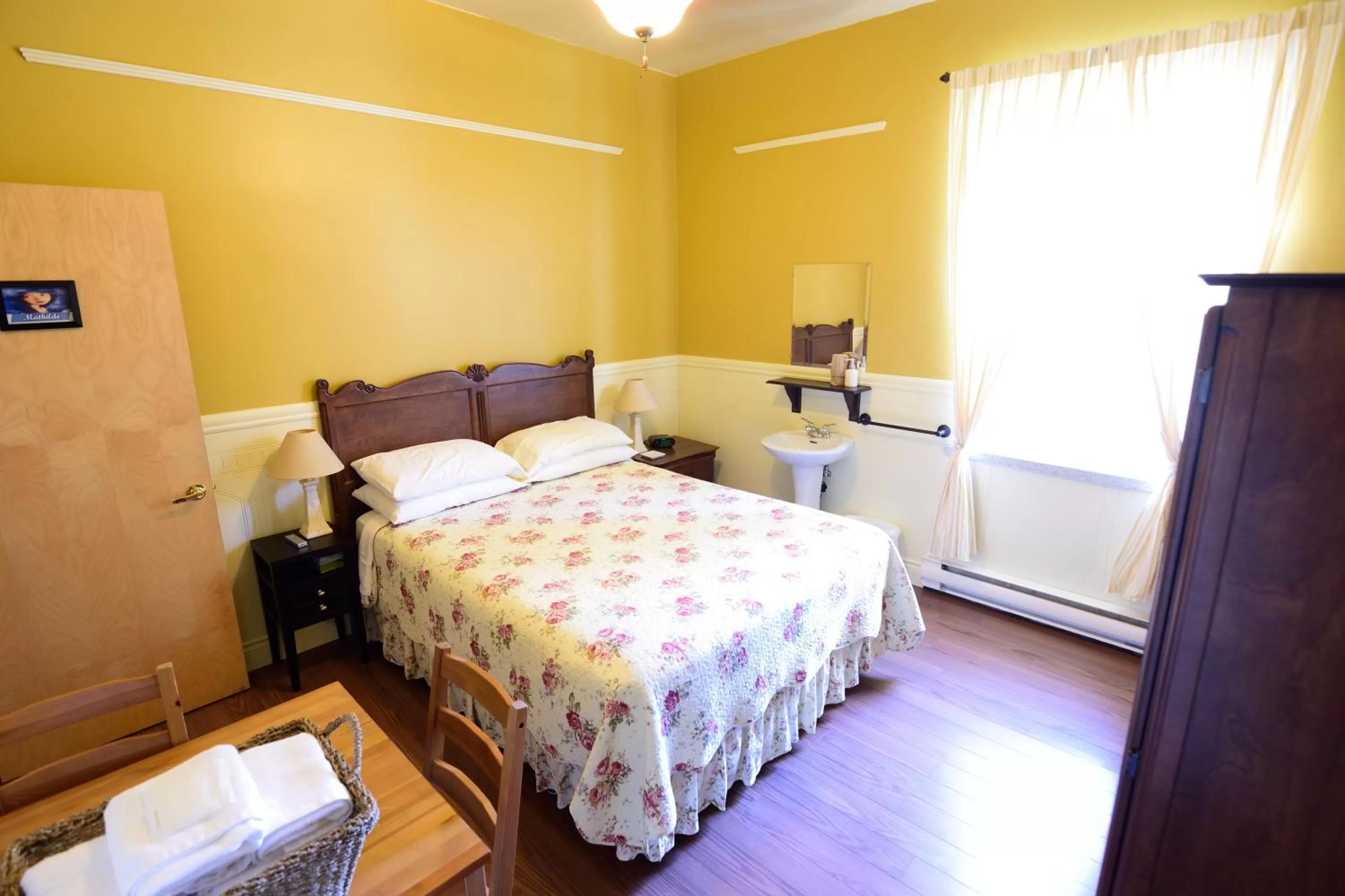 Photo of the whole room, Bed in Auberge le St-Georges