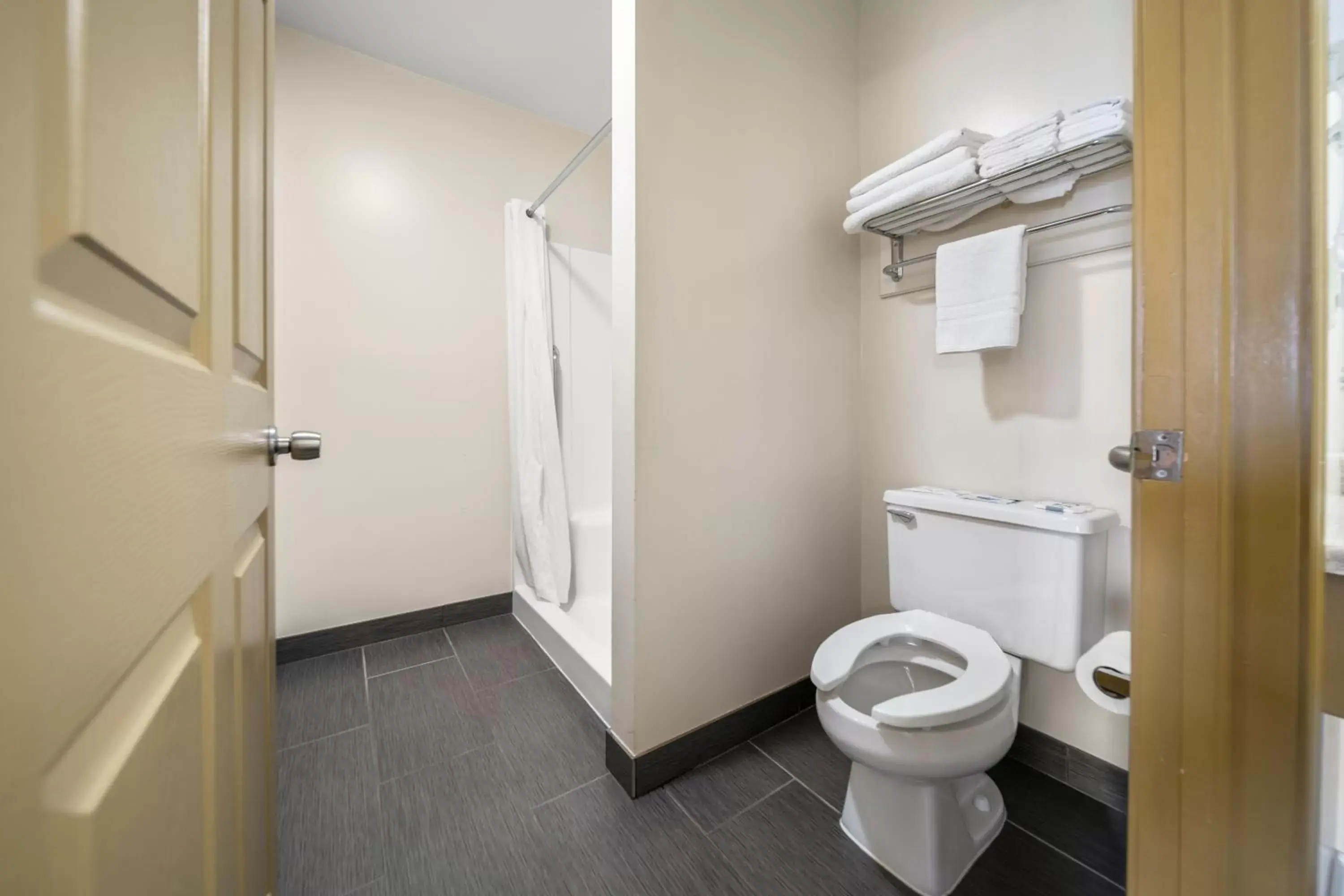 Two Queen Beds with Disability Access in Kingsway Inn Two Queen Beds with Disability Access in Kingsway Inn