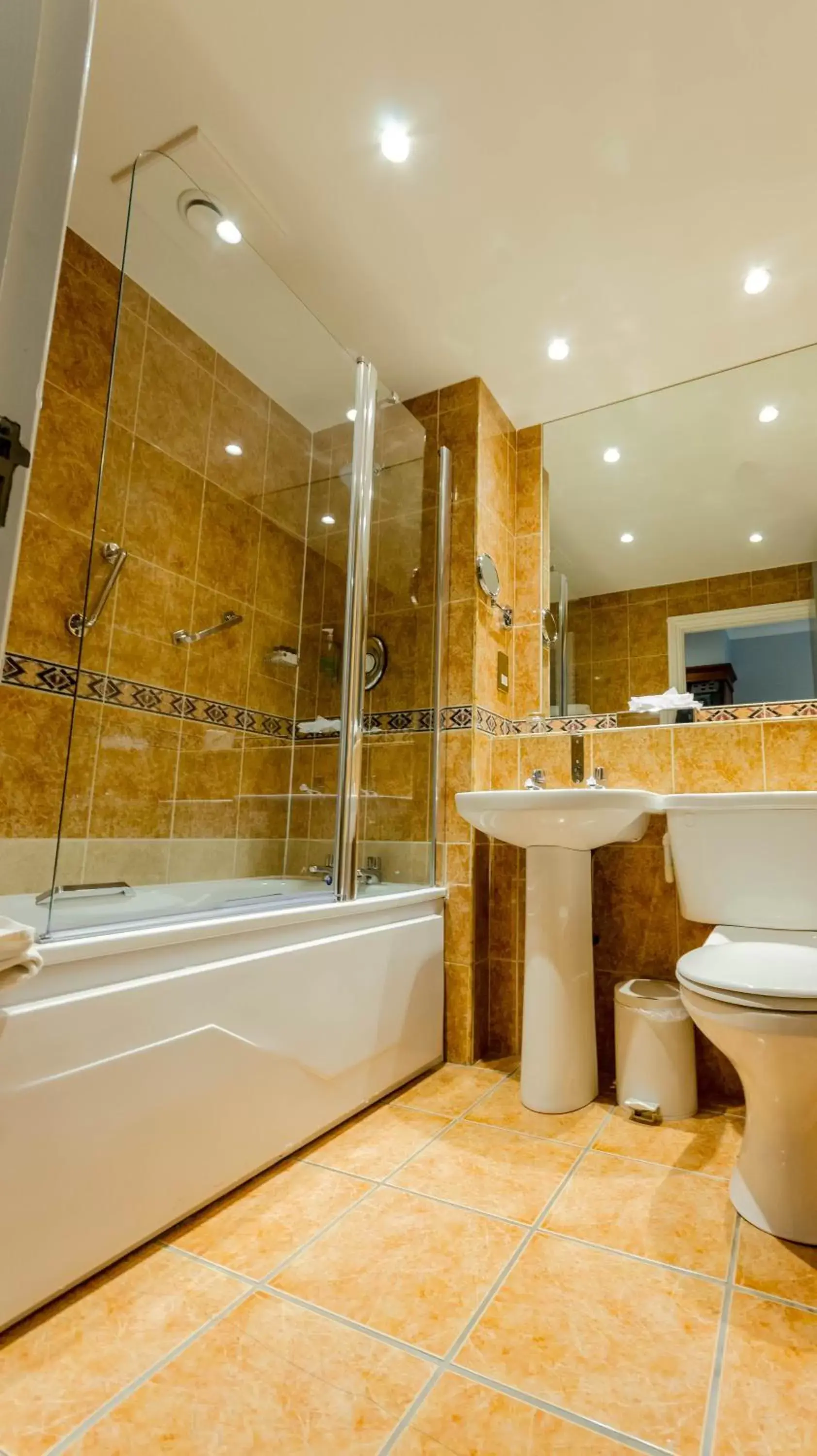 Shower, Bathroom in Drury Court Hotel