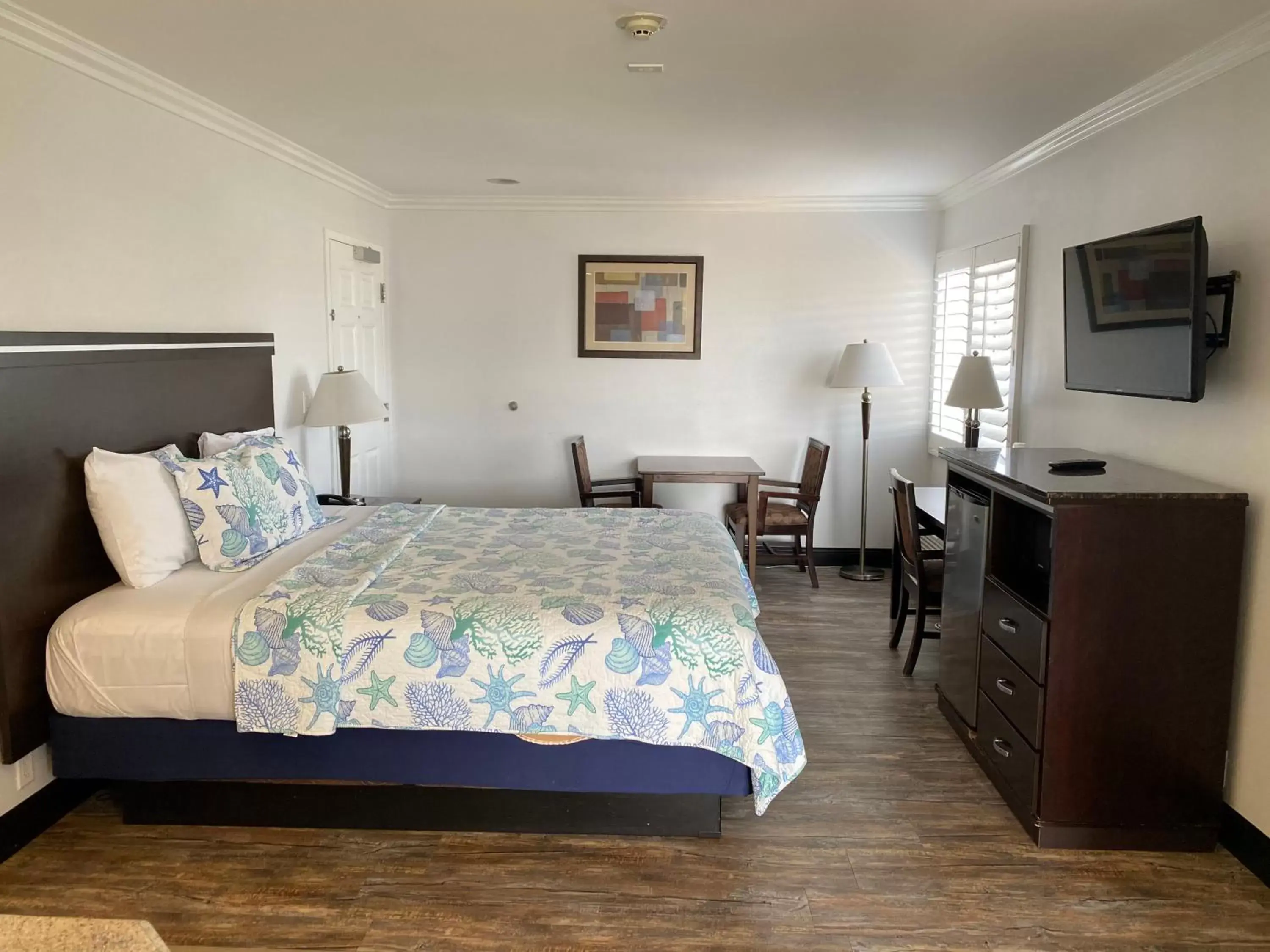 Photo of the whole room, Bed in Ocean Surf Inn & Suites