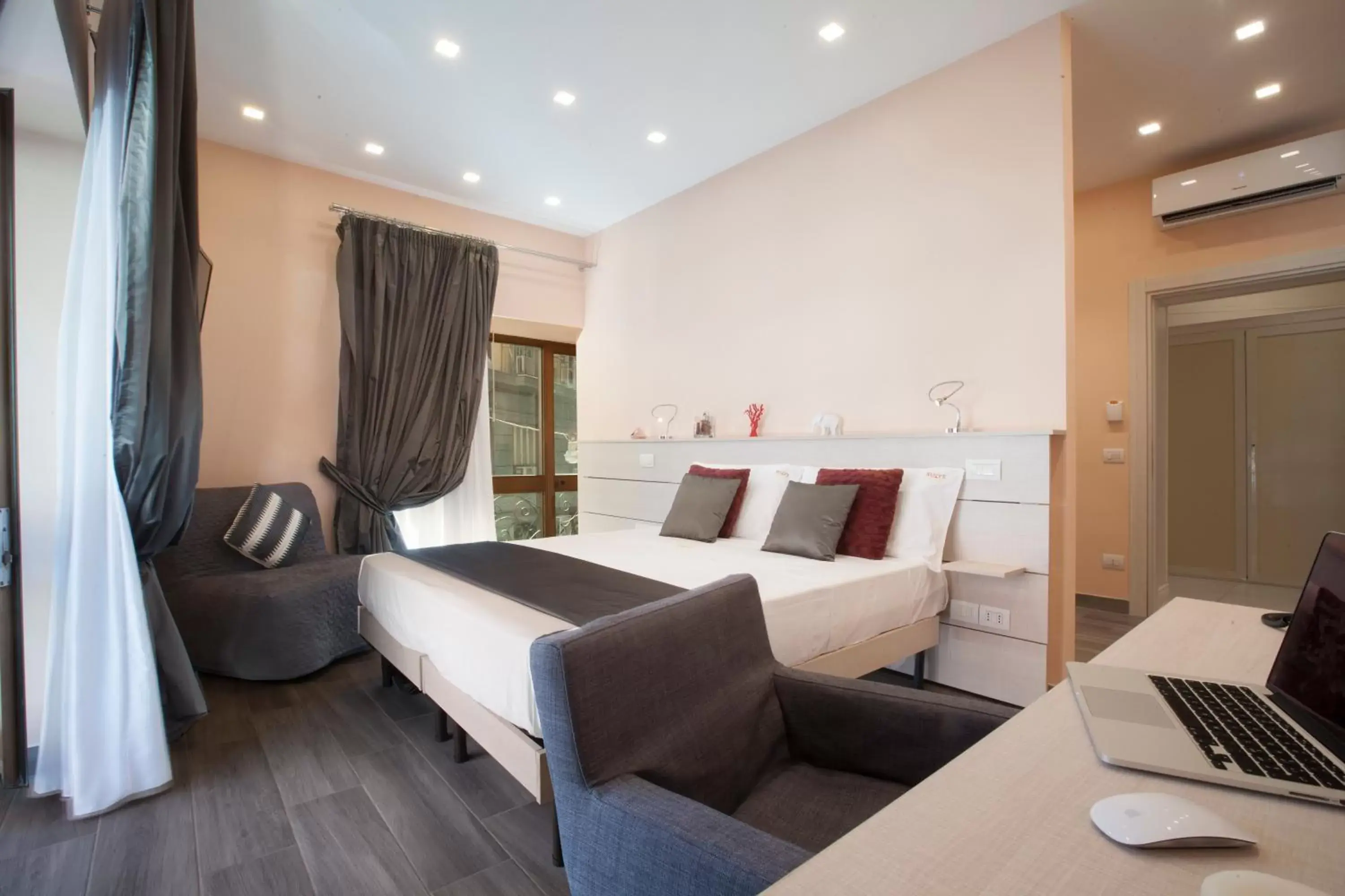 Bedroom, Seating Area in Suite dei Catalani