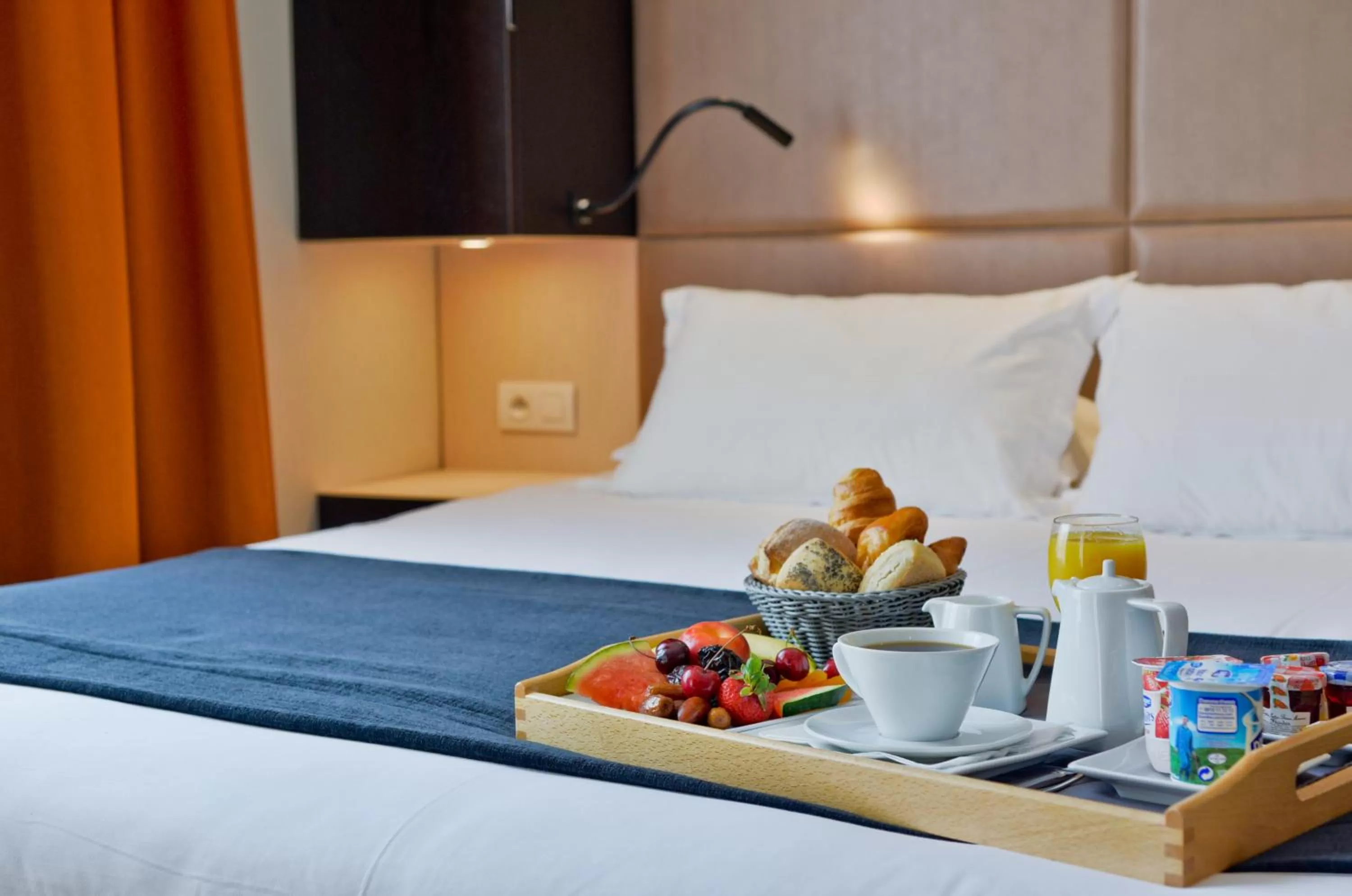 Bed in Hôtel Mercure Bayonne Centre Le Grand Hotel