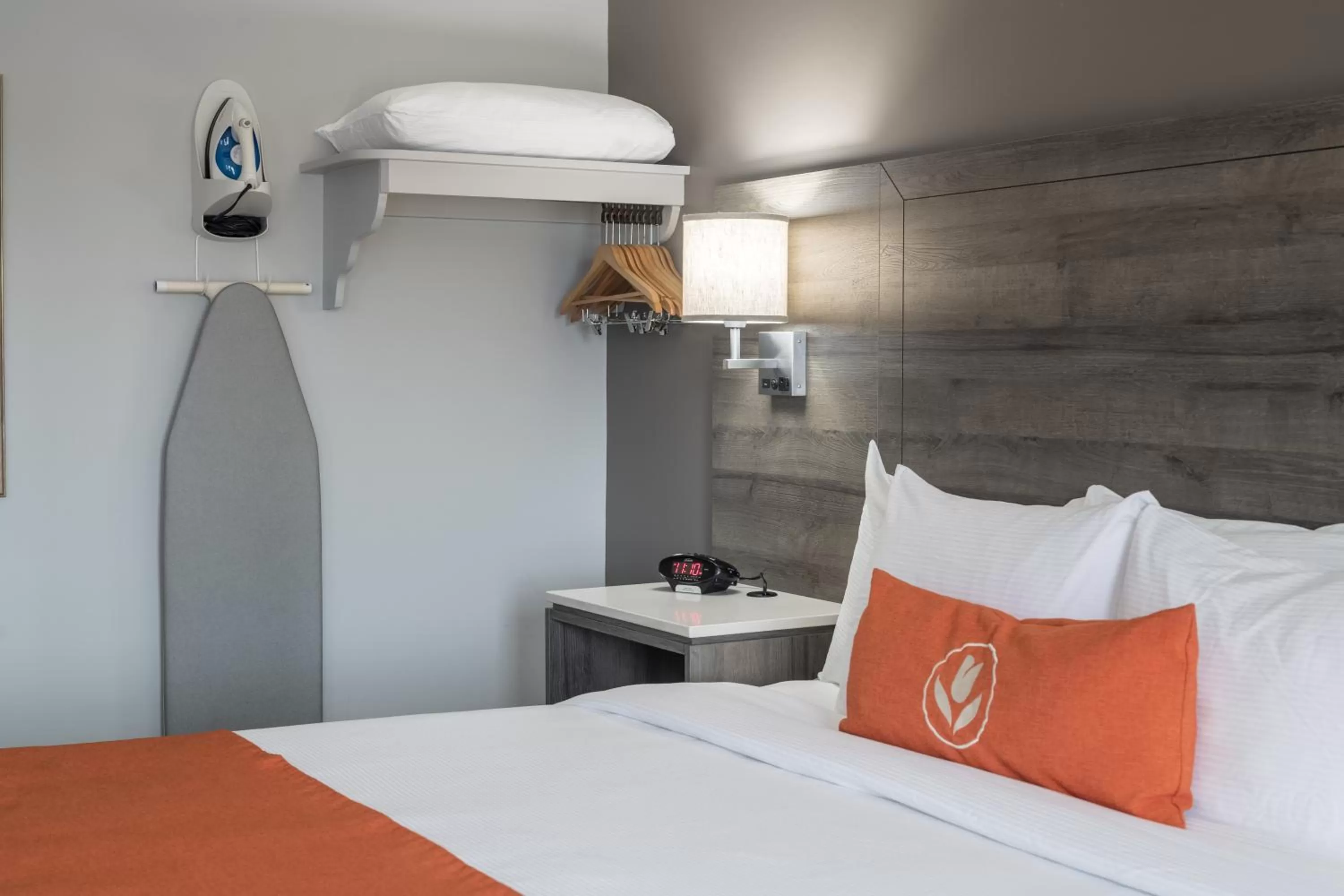 Bed in Amsterdam Inn & Suites Moncton