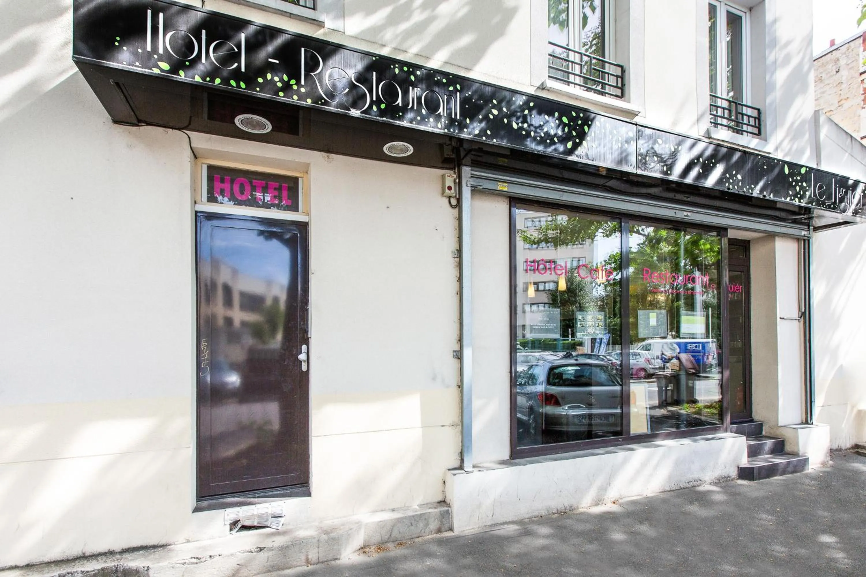 Facade/entrance in Le Figuier