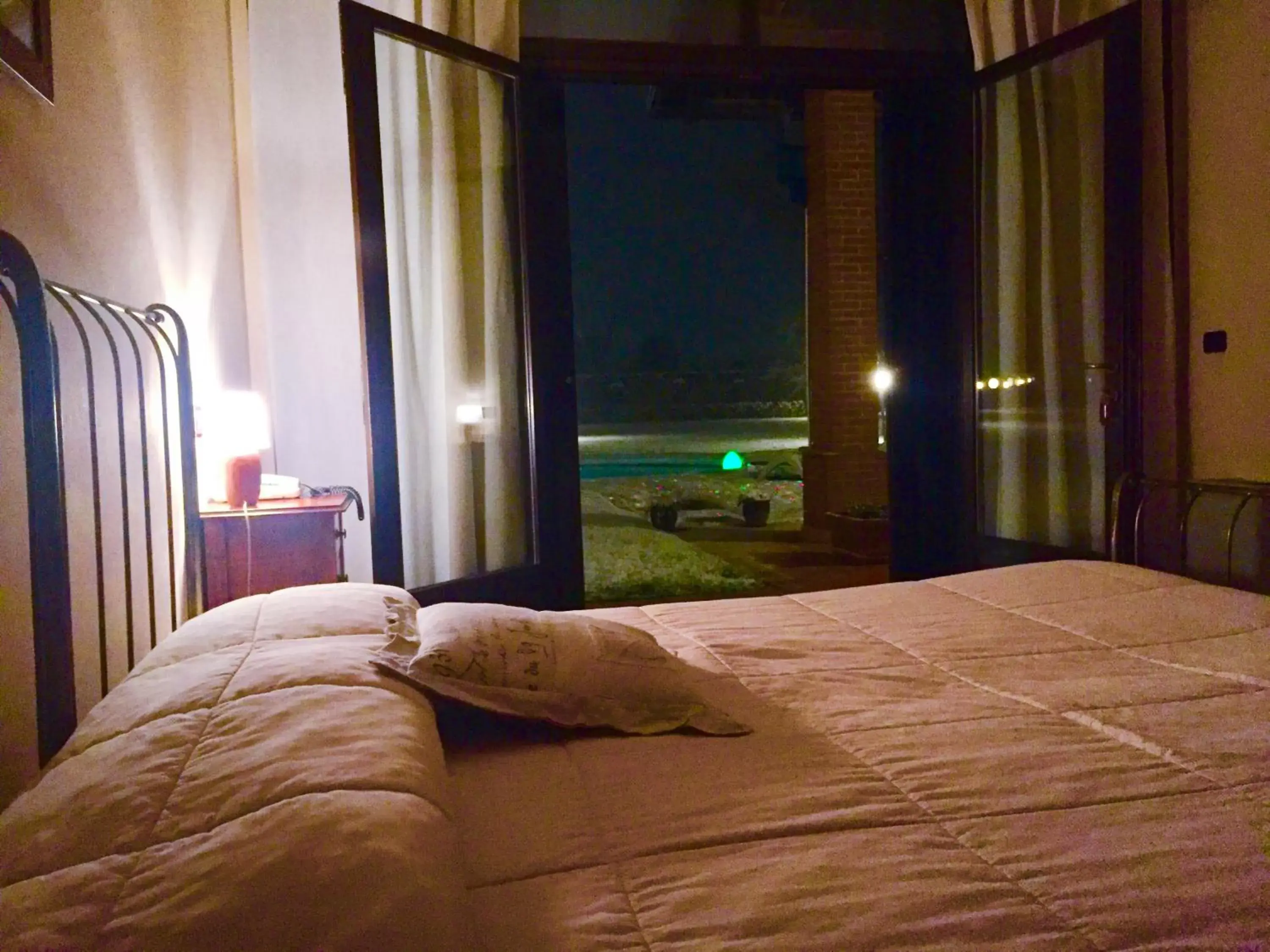 Bed in Motel Cosmera